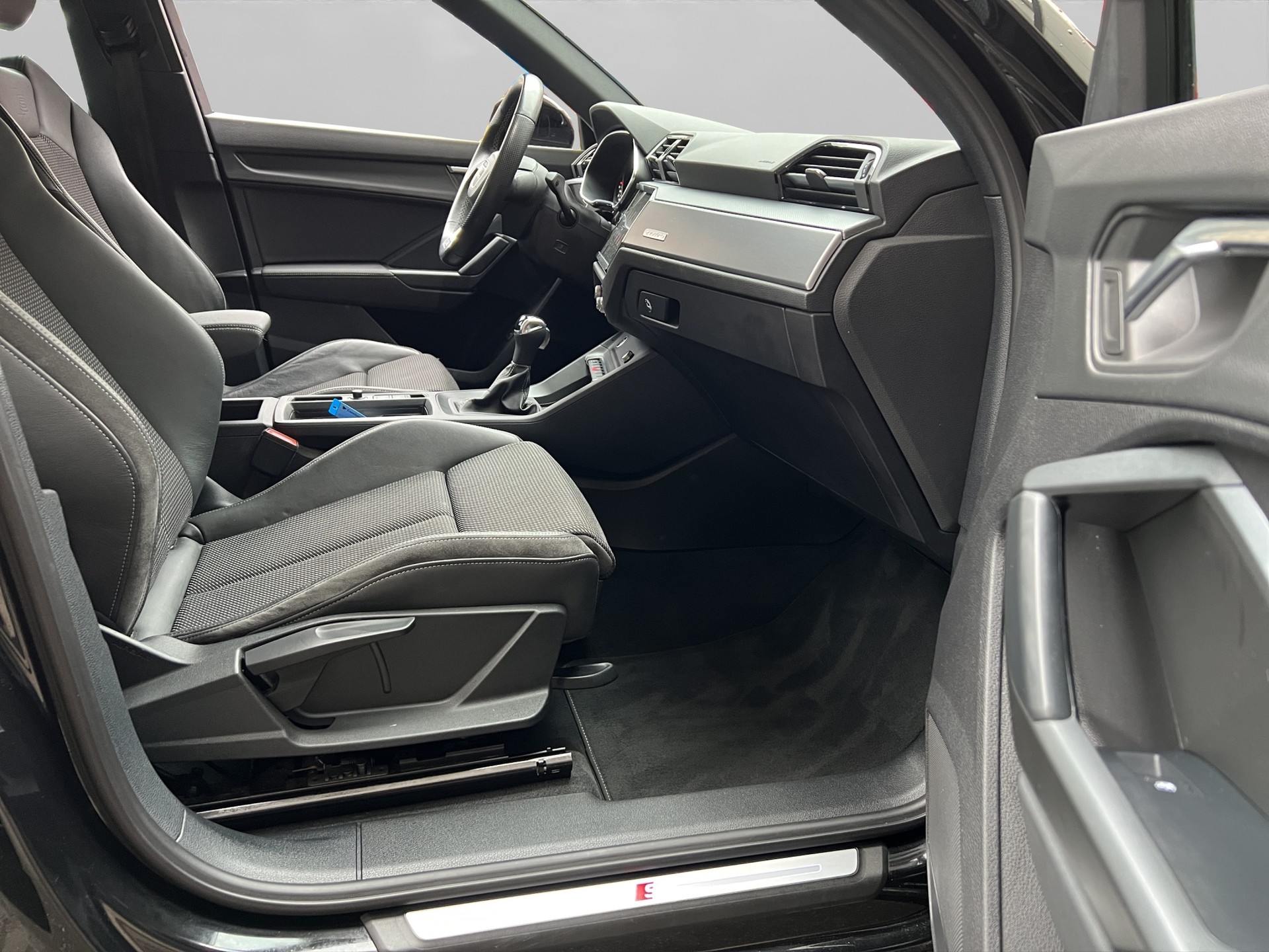 AUDI Q3 40 TDI advanced quattro S-tronic-image-10