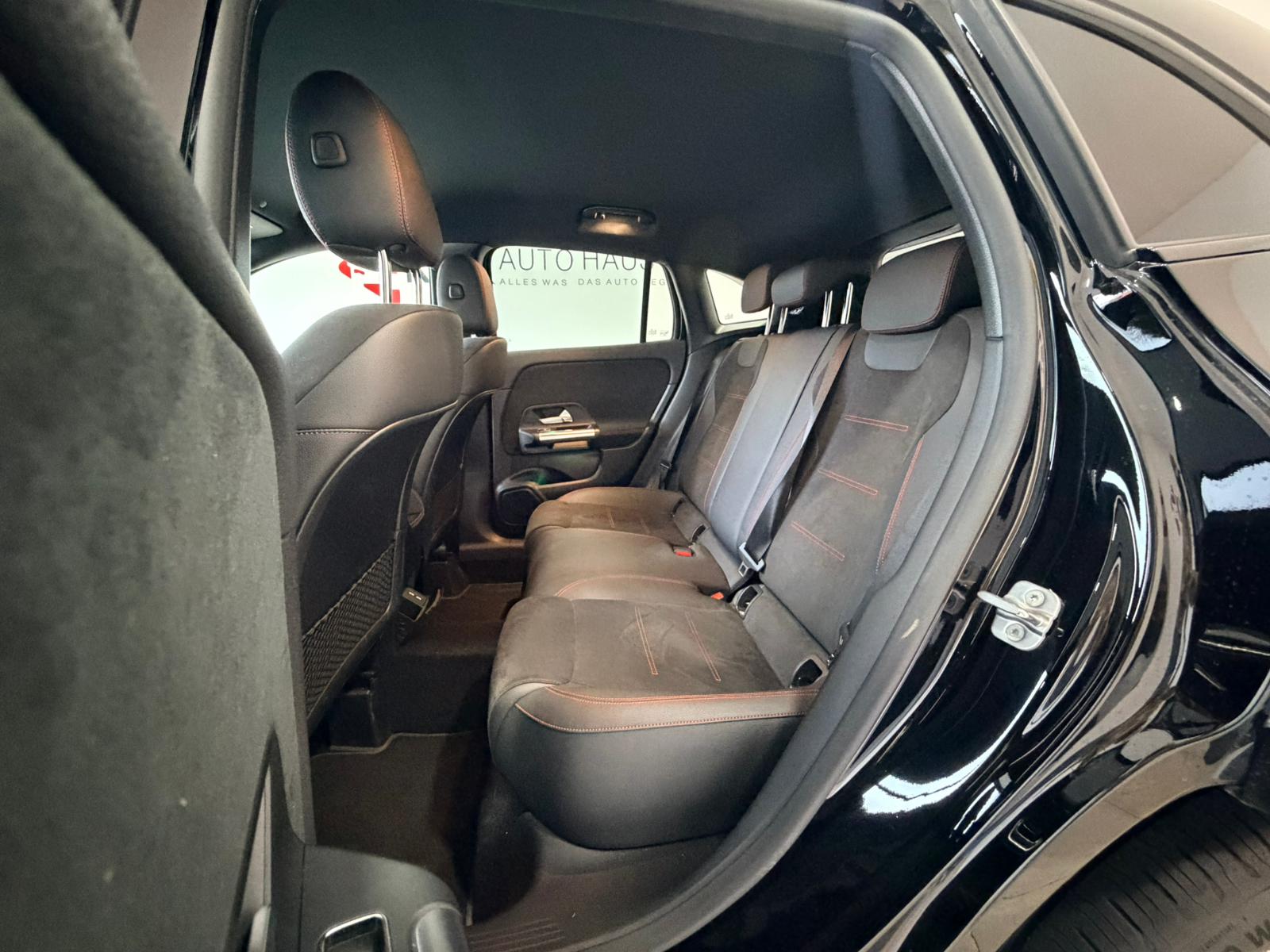 MERCEDES-BENZ GLA 200d AMG Line 8G-DCT-image-19