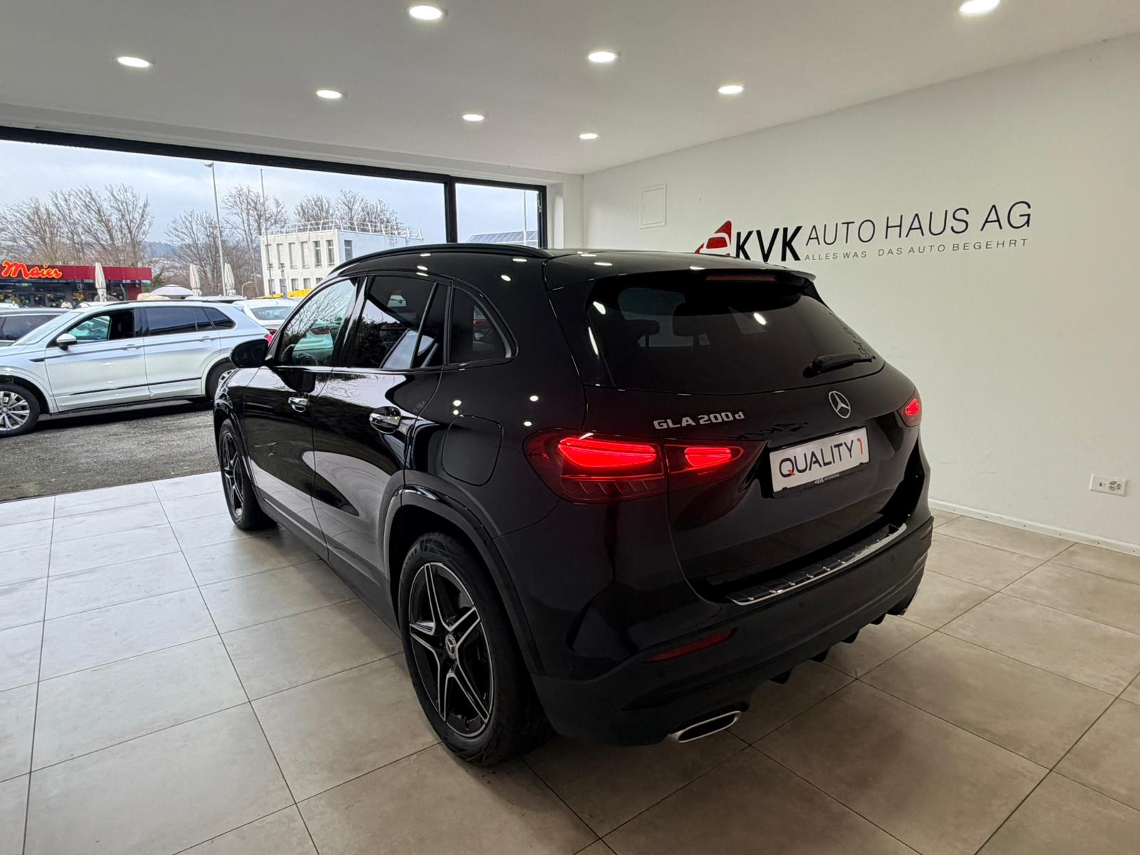 MERCEDES-BENZ GLA 200d AMG Line 8G-DCT-image-4