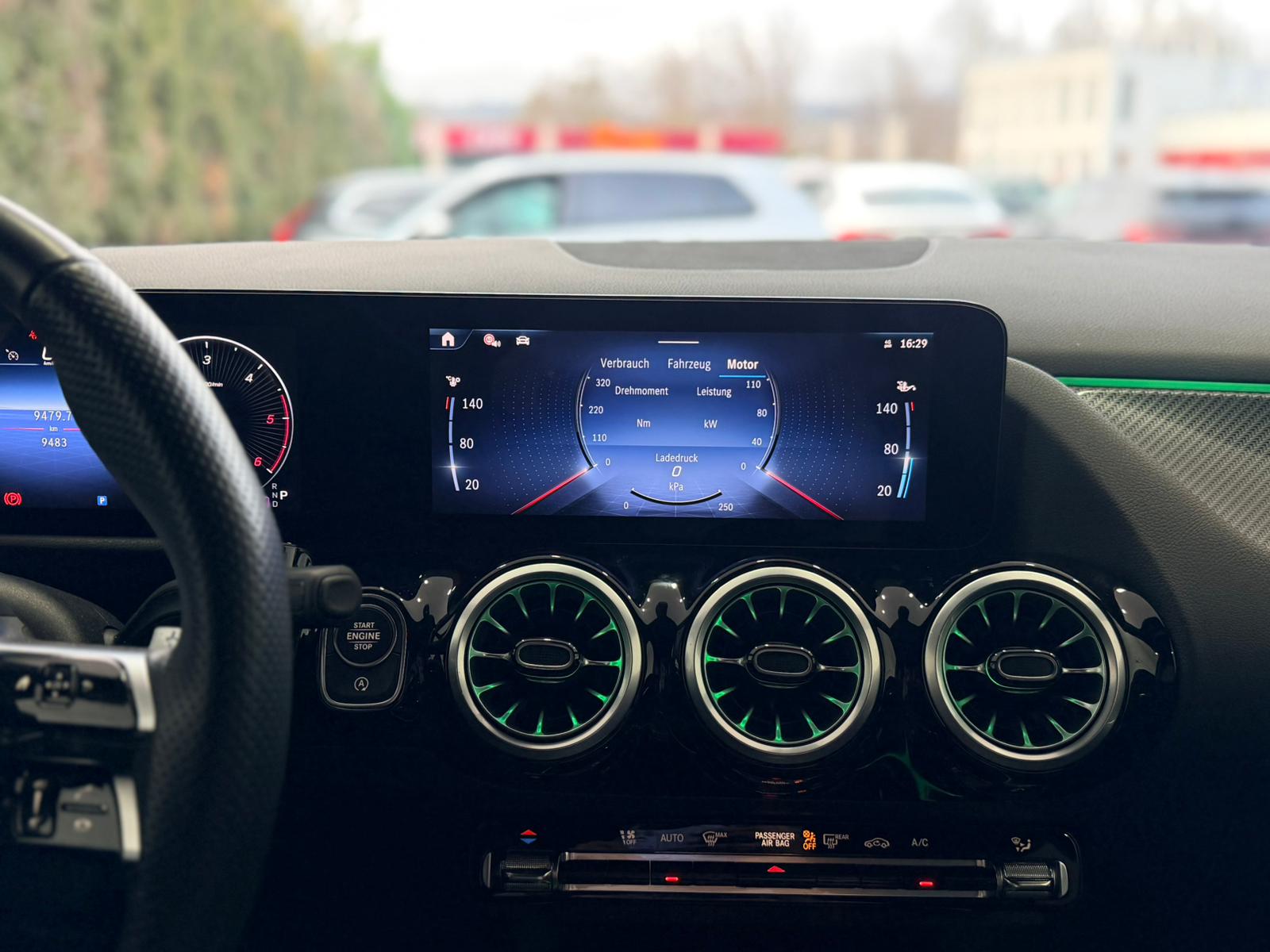 MERCEDES-BENZ GLA 200d AMG Line 8G-DCT-image-16