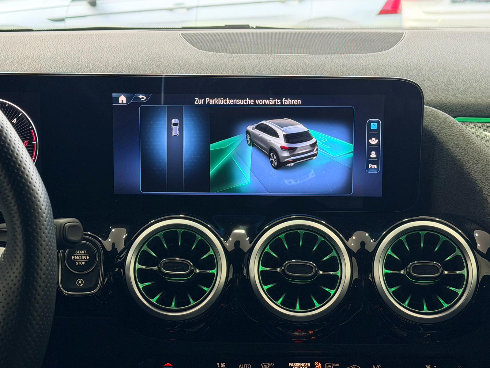 MERCEDES-BENZ GLA 200d AMG Line 8G-DCT-image-13