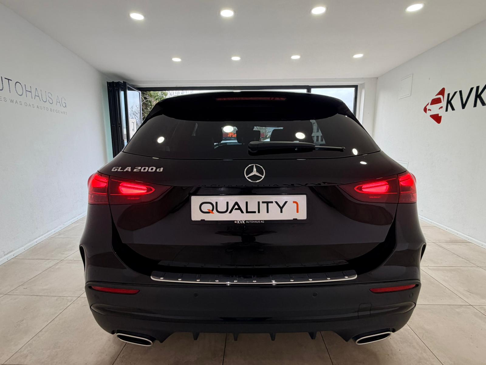MERCEDES-BENZ GLA 200d AMG Line 8G-DCT-image-5