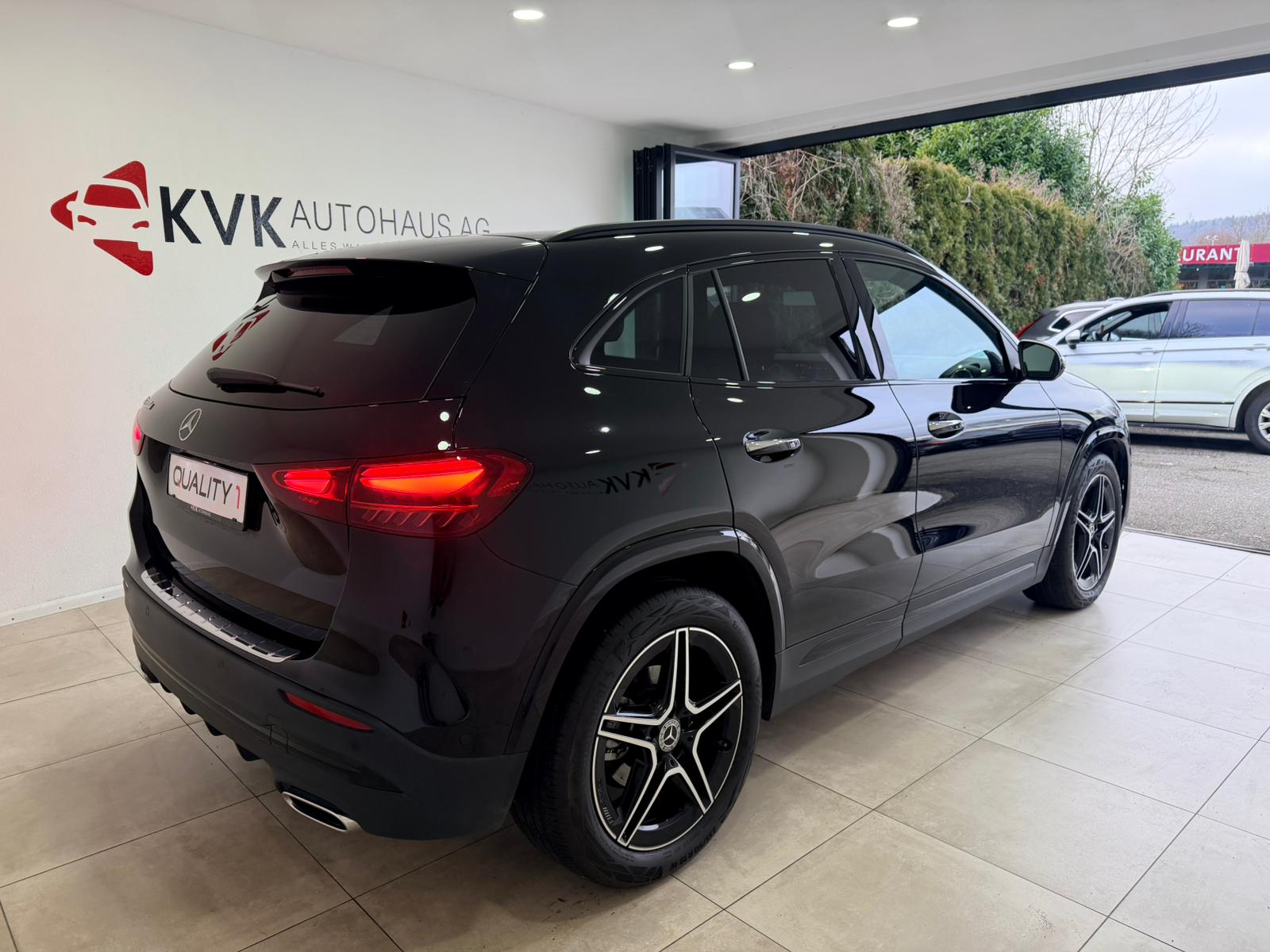 MERCEDES-BENZ GLA 200d AMG Line 8G-DCT-showroom-element-3
