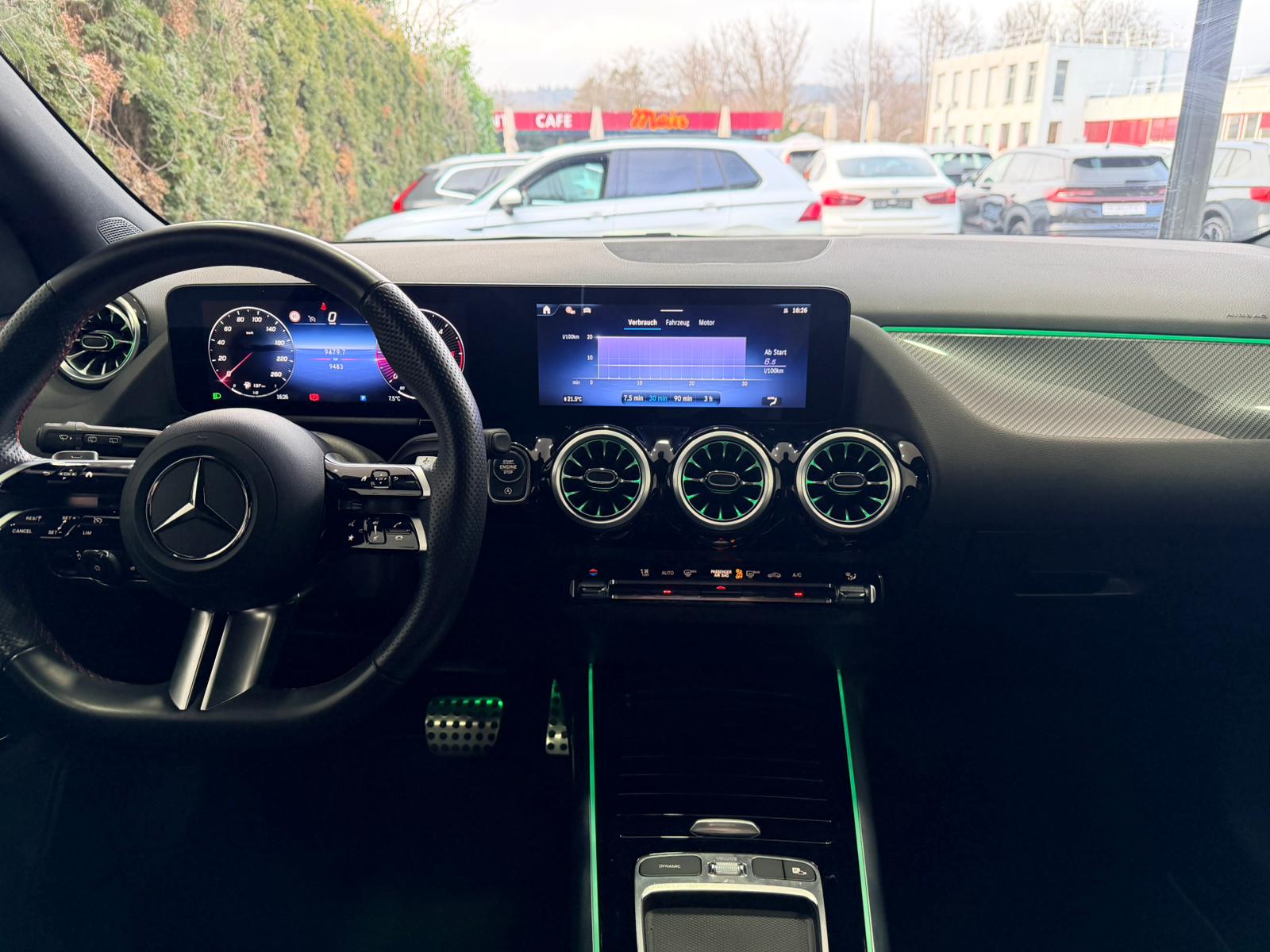 MERCEDES-BENZ GLA 200d AMG Line 8G-DCT-image-9