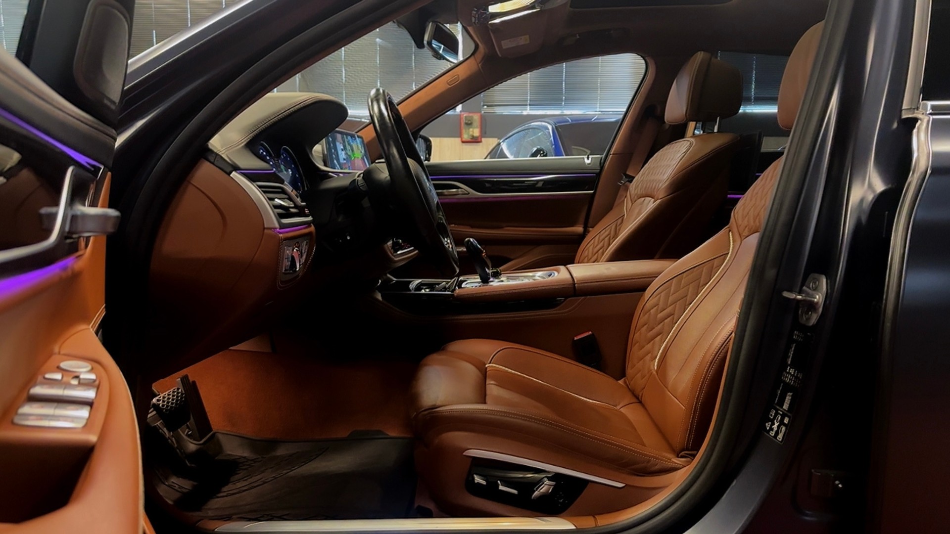 BMW M760Li 6.6 V12 xDrive Individual Excellence / ** Vollausstattung ** Frisch ab MFK & Service !!-image-12