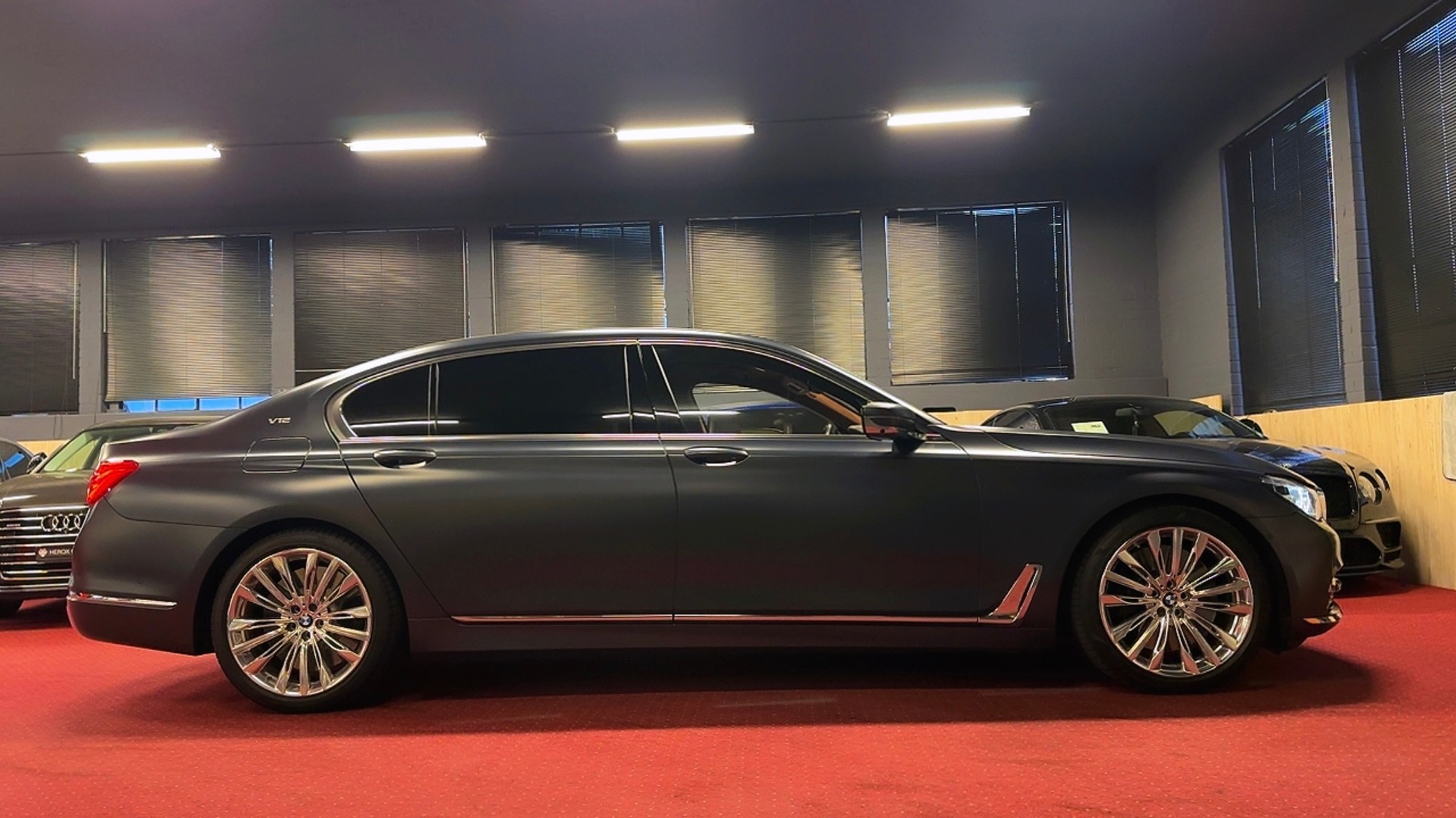 BMW M760Li 6.6 V12 xDrive Individual Excellence / ** Vollausstattung ** Frisch ab MFK & Service !!-image-4