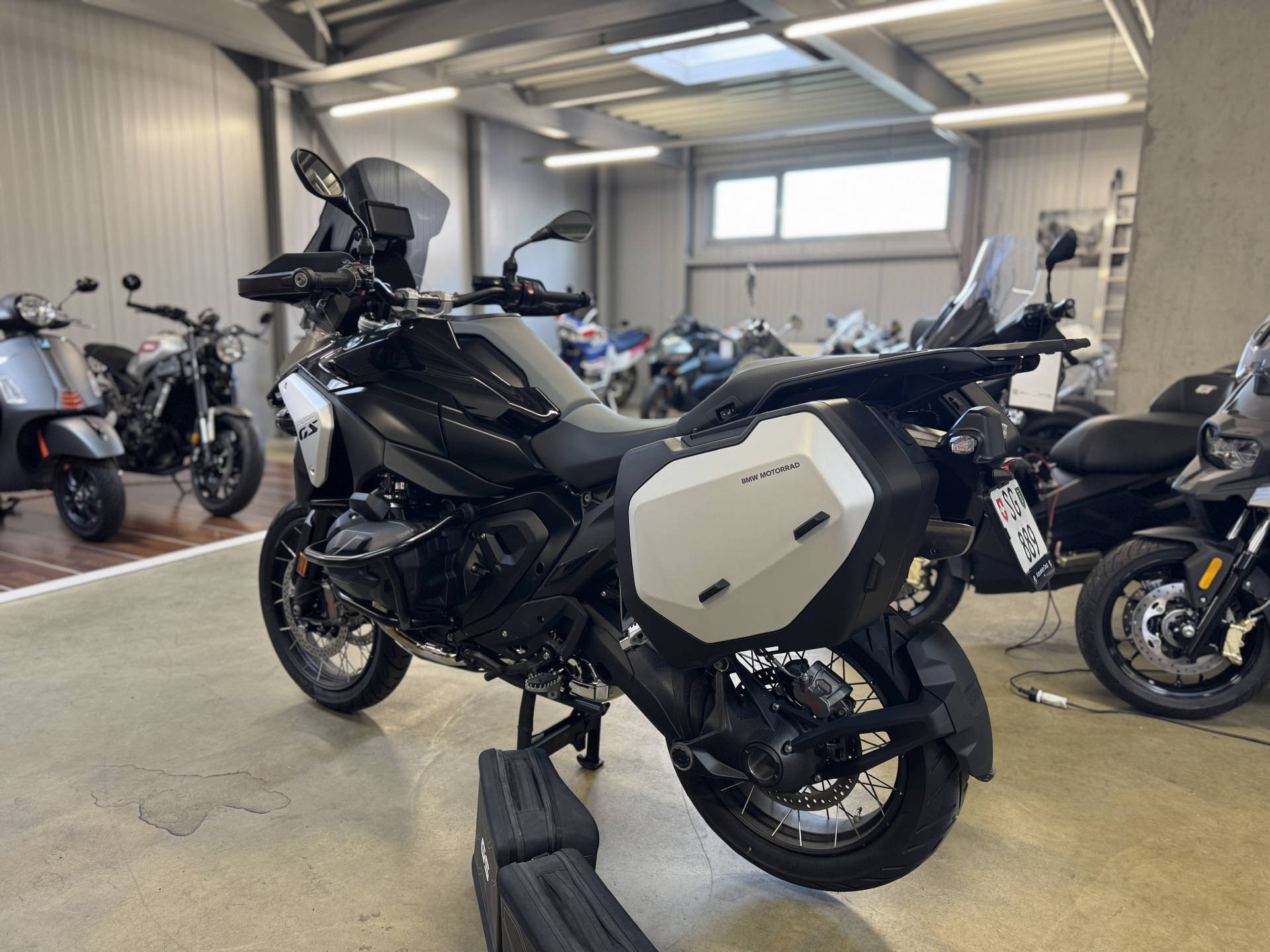 BMW R 1300 GS-image-2