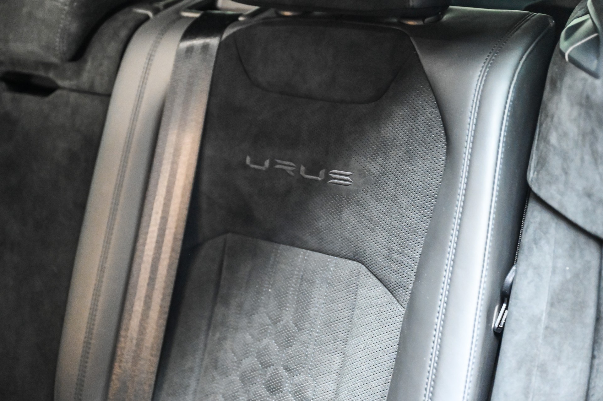 LAMBORGHINI Urus Performante 60 Anniversario 666-image-42
