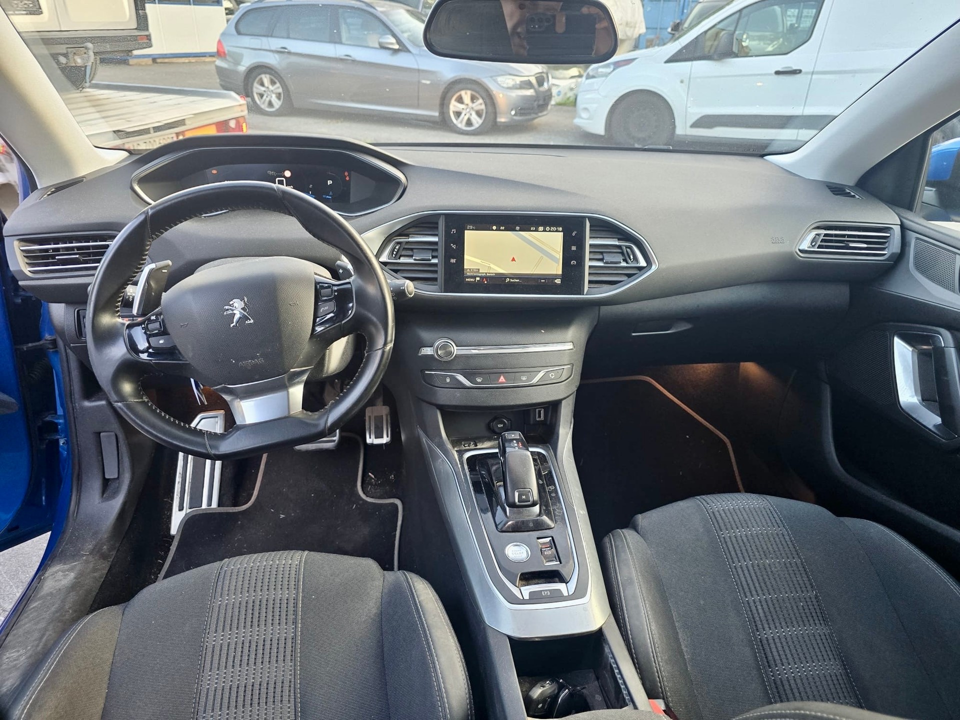 PEUGEOT 308 1.2 Pure Tech Allure Pack EAT8-image-8