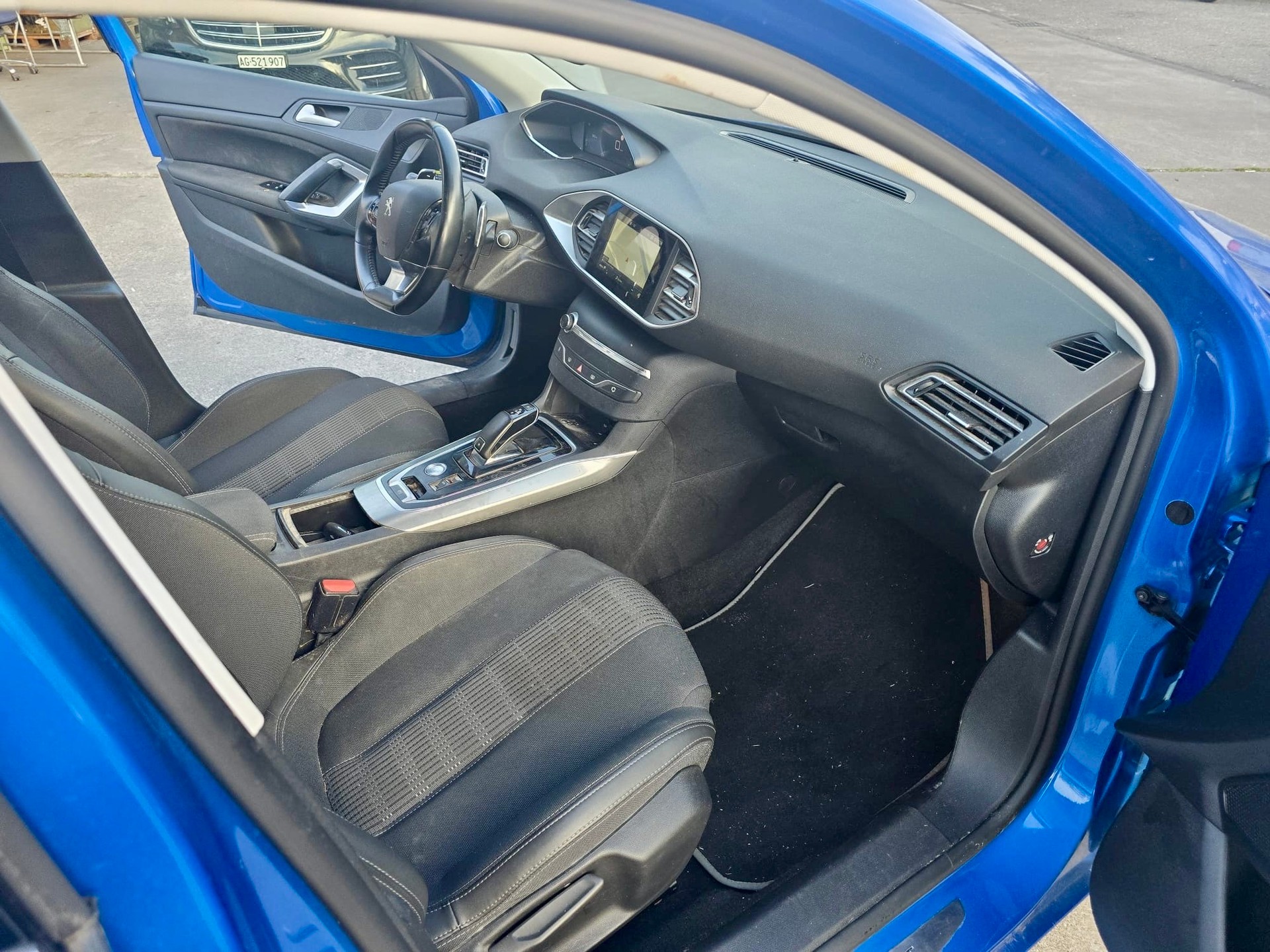 PEUGEOT 308 1.2 Pure Tech Allure Pack EAT8-image-9