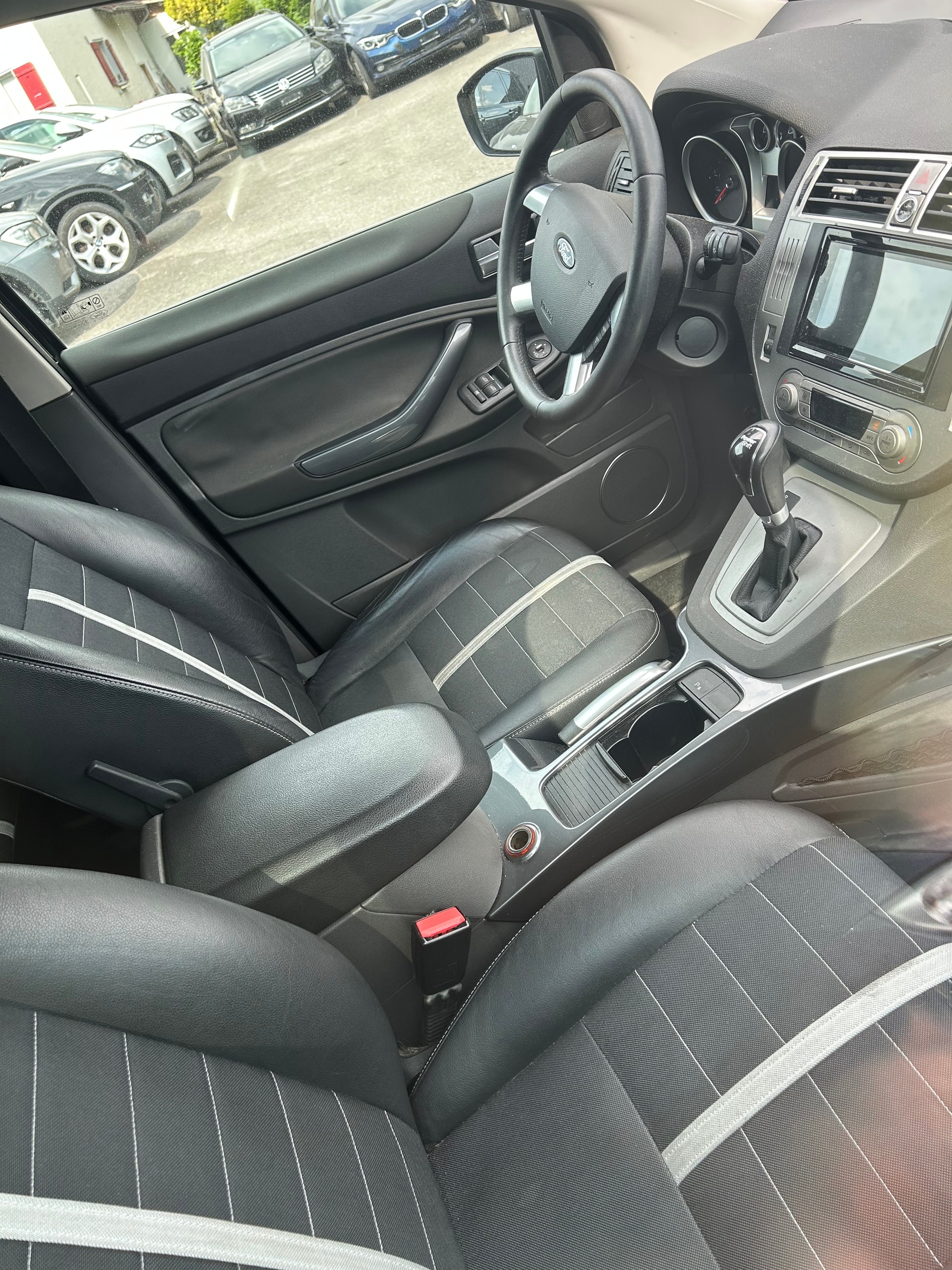 FORD Kuga 2.0 TDCi Individual 4WD PowerShift-image-3
