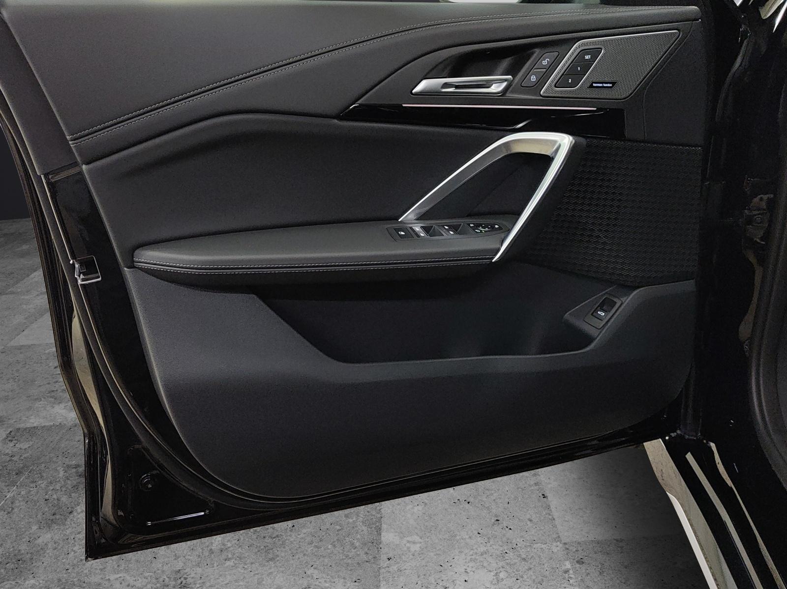 BMW iX1 30 xDrive-image-14