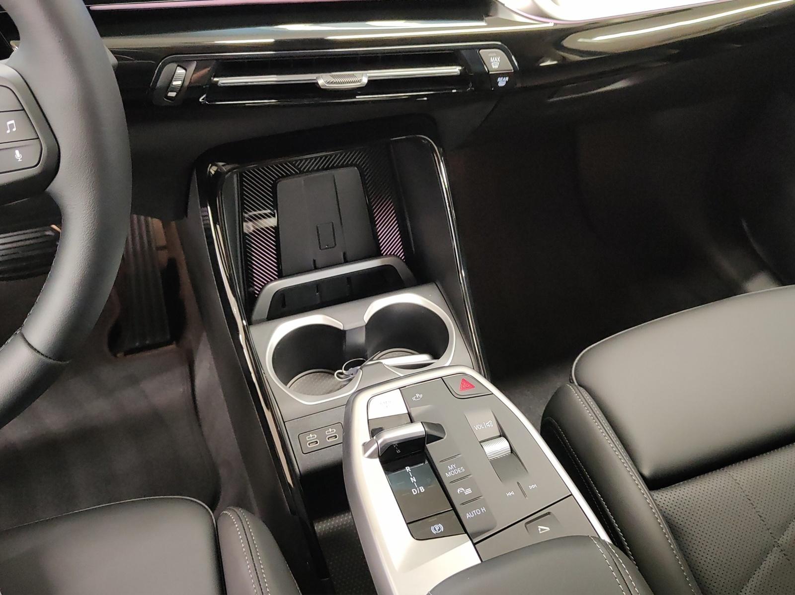BMW iX1 30 xDrive-image-12