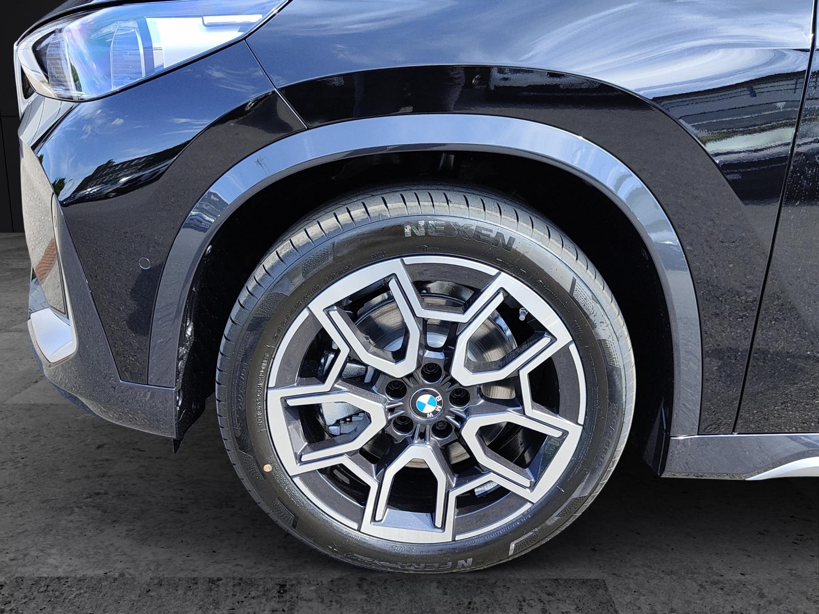 BMW iX1 30 xDrive-image-8