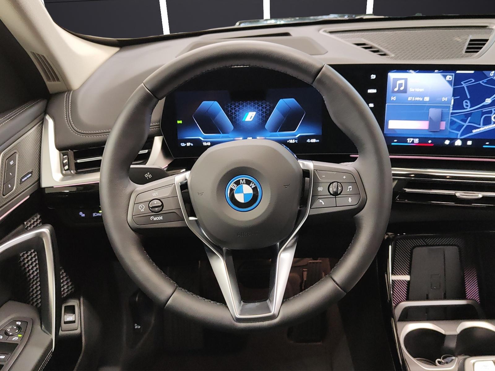 BMW iX1 30 xDrive-image-11