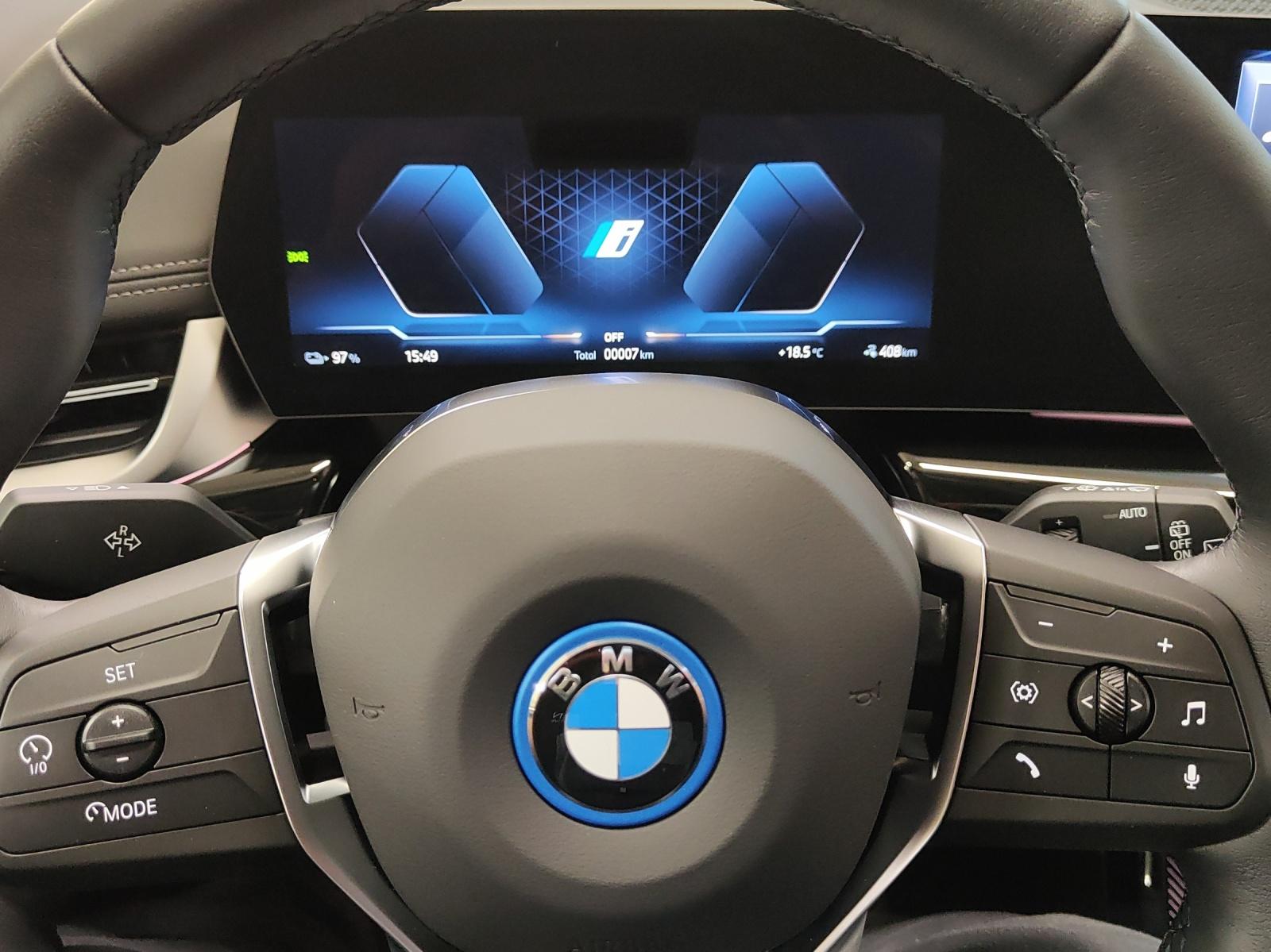 BMW iX1 30 xDrive-image-10