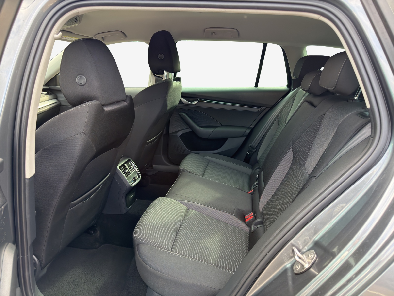 SKODA Octavia Combi 1.5 TSI mHEV DSG Dynamic-image-11