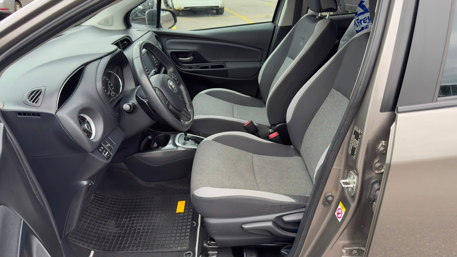 TOYOTA Yaris 1.5 Comfort CVT-image-12
