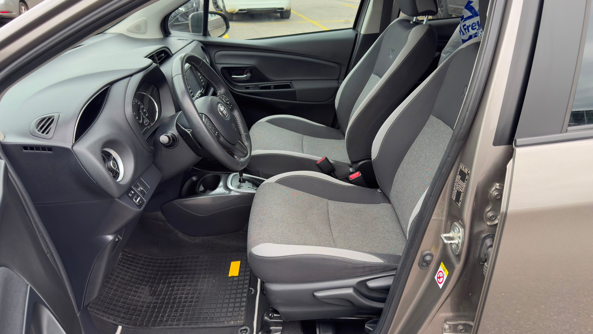 TOYOTA Yaris 1.5 Comfort CVT-image-9