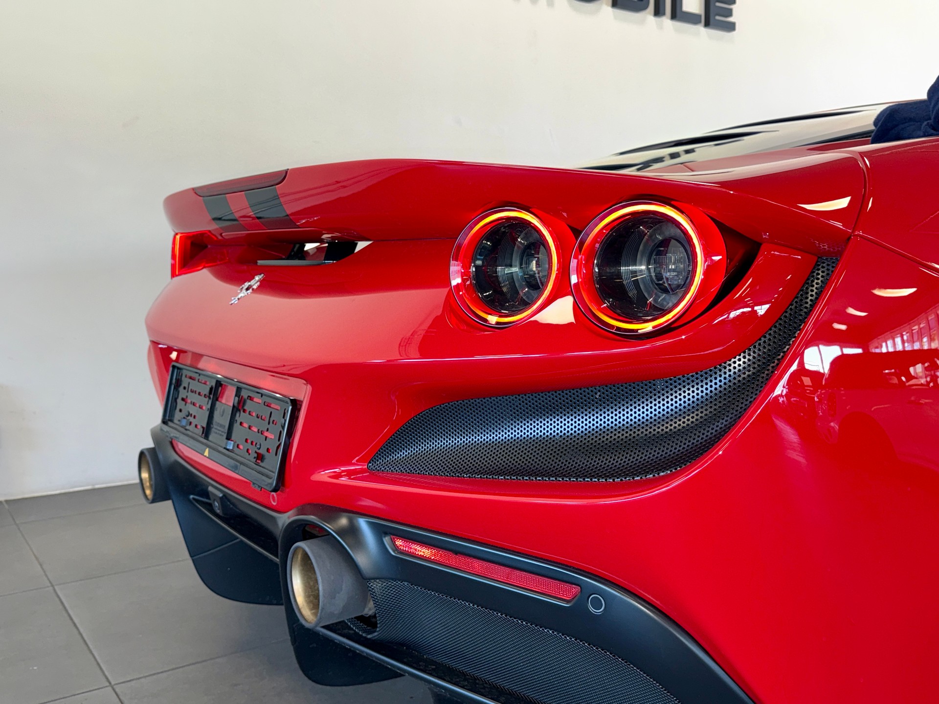 FERRARI F8 Tributo-image-6