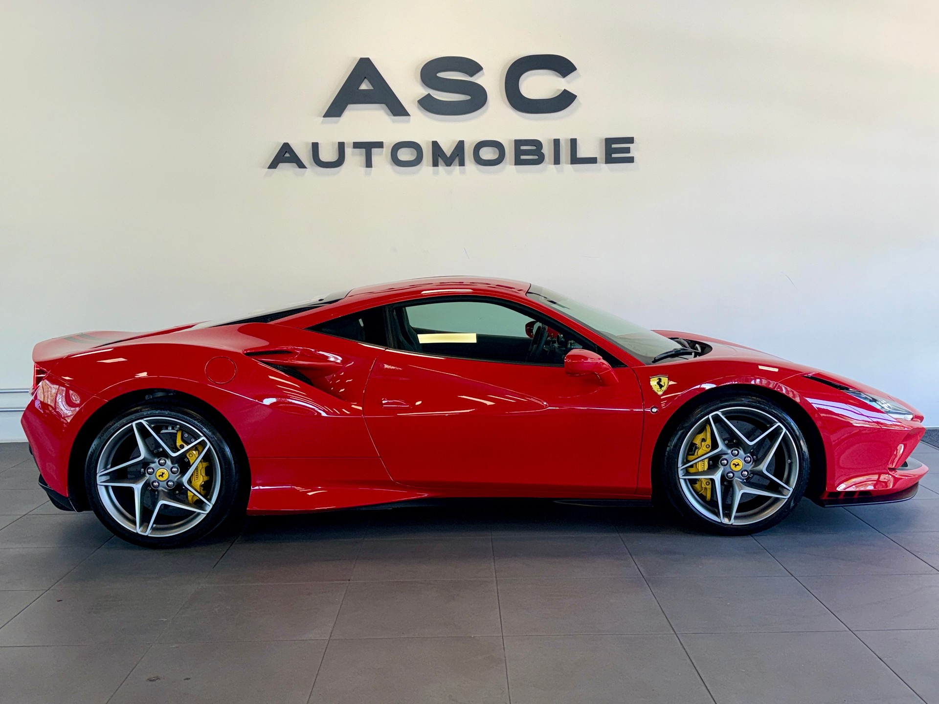 FERRARI F8 Tributo-showroom-element-3