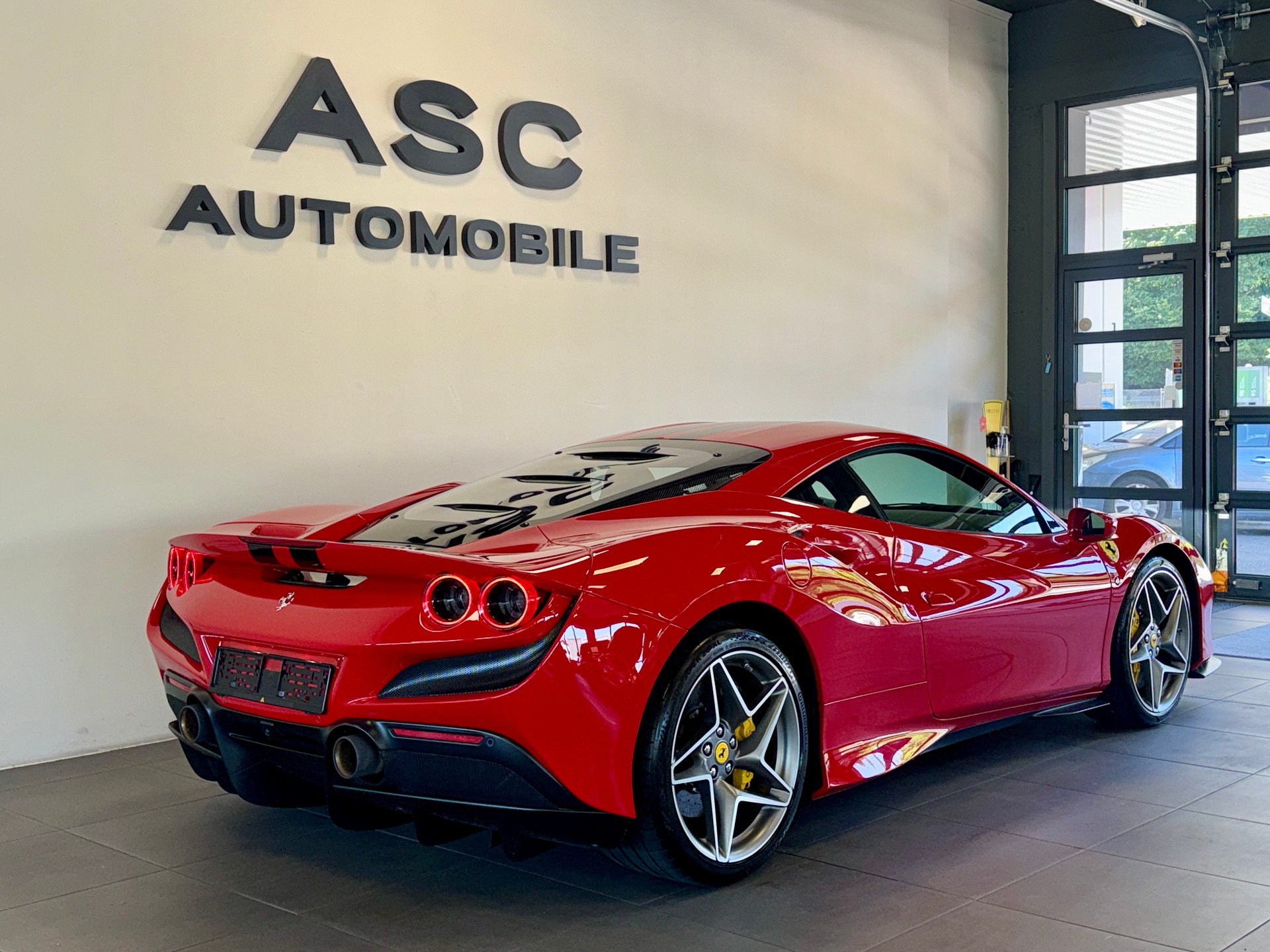 FERRARI F8 Tributo-image-4
