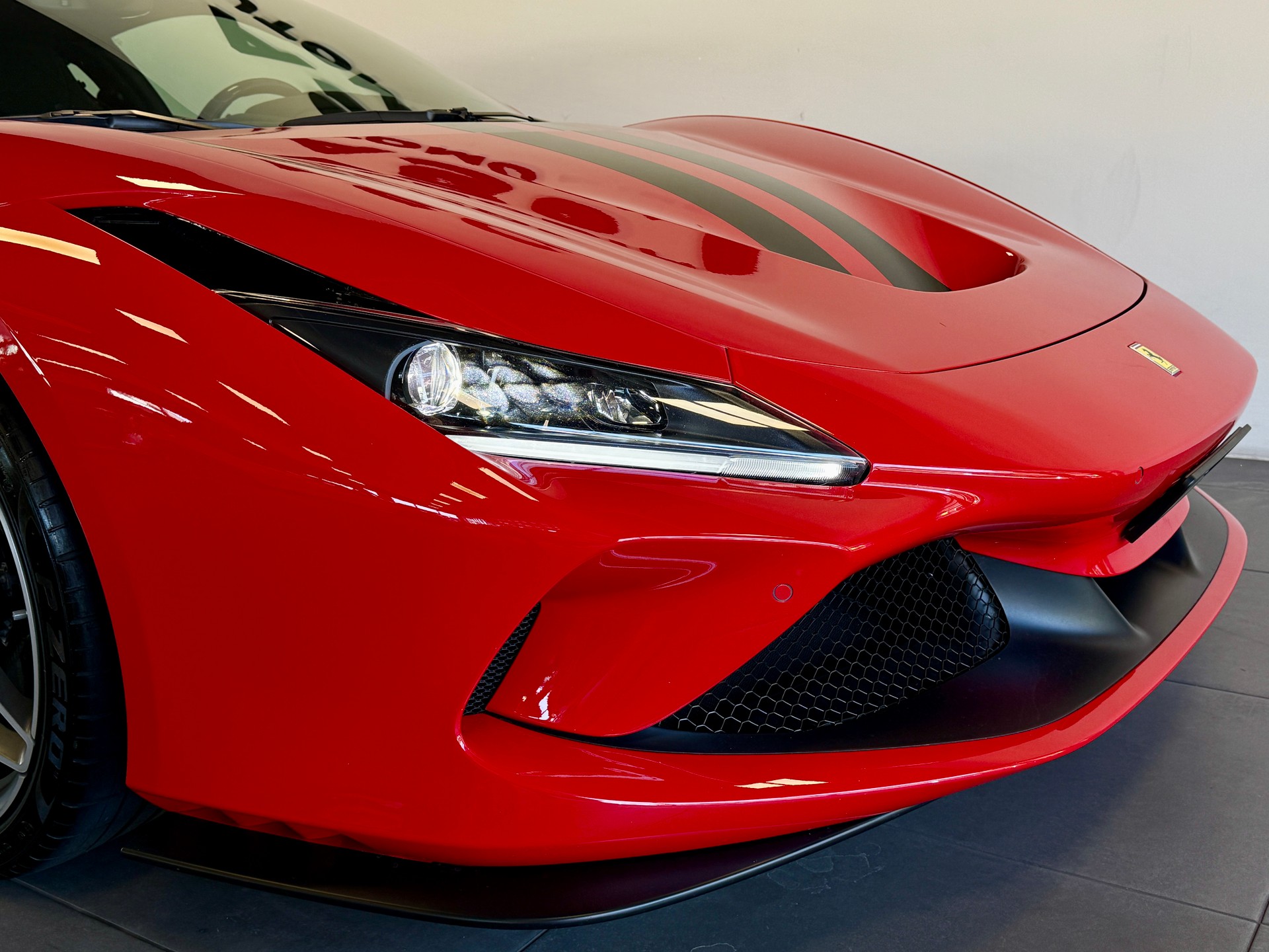 FERRARI F8 Tributo-showroom-element-2