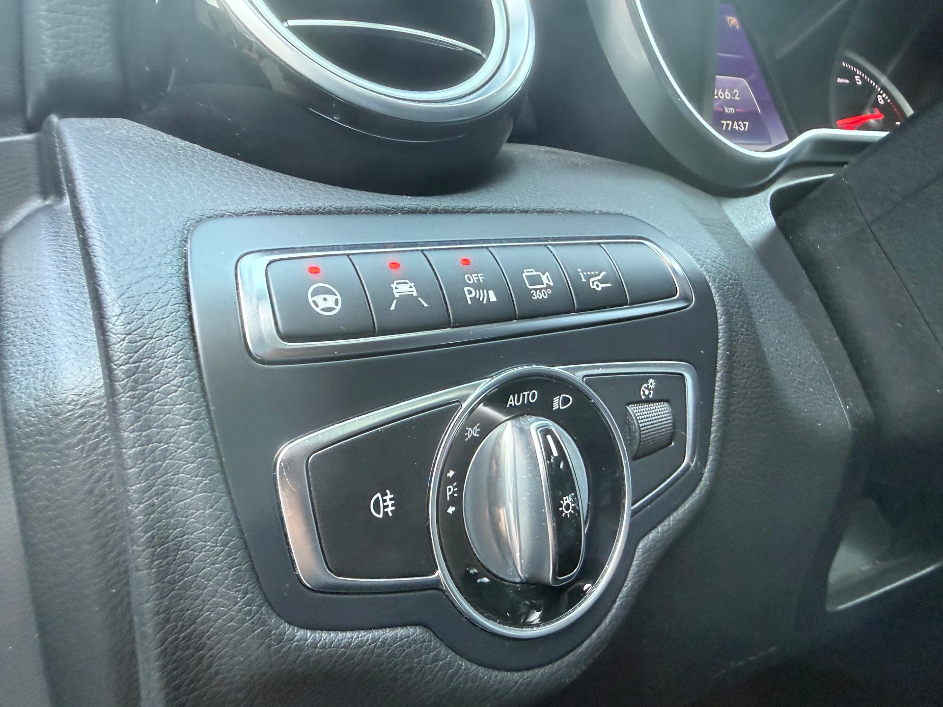 MERCEDES-BENZ C 200 AMG Line 4Matic 7G-Tronic-image-9