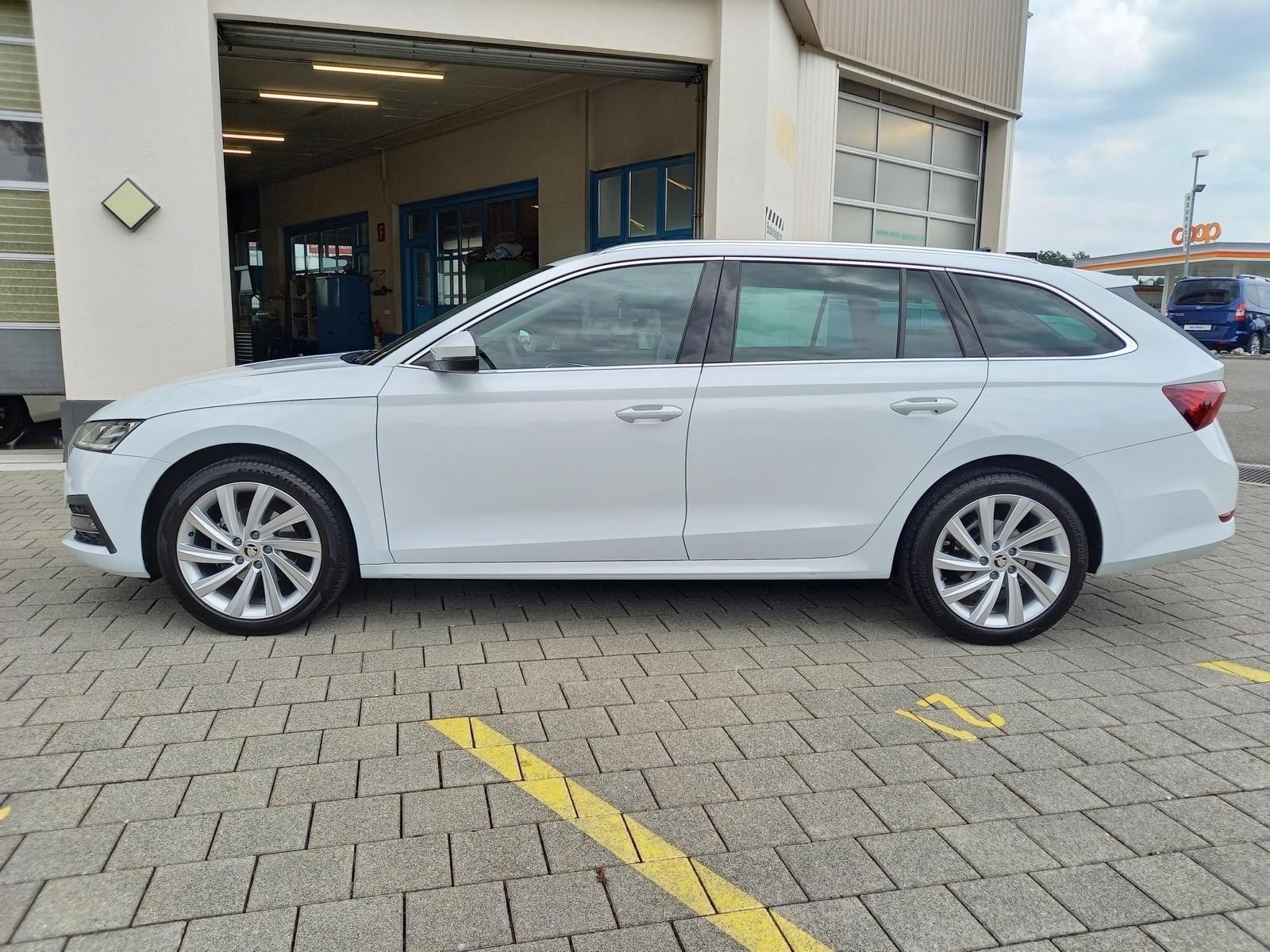 SKODA Octavia Combi 2.0 TDI DSG Style-showroom-element-2