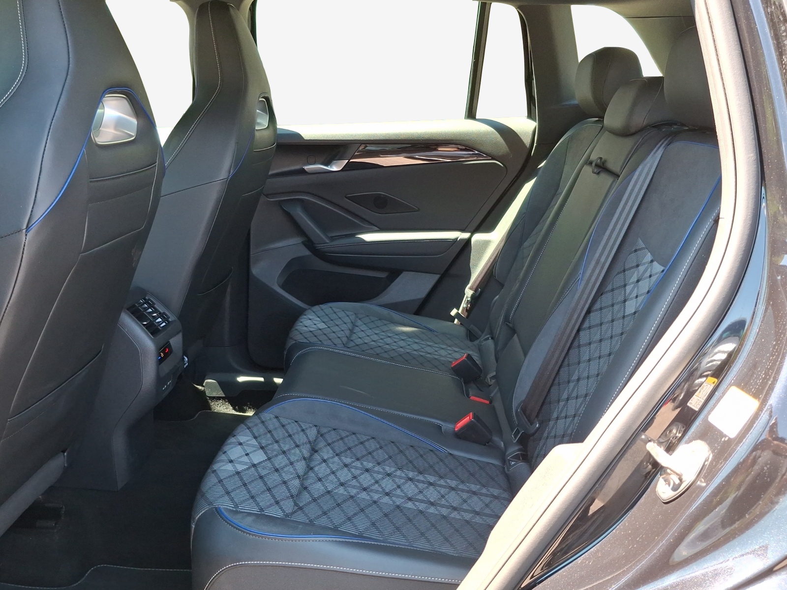 VW Tiguan 2.0 TDI SCR R-Line 4Motion DSG-image-11