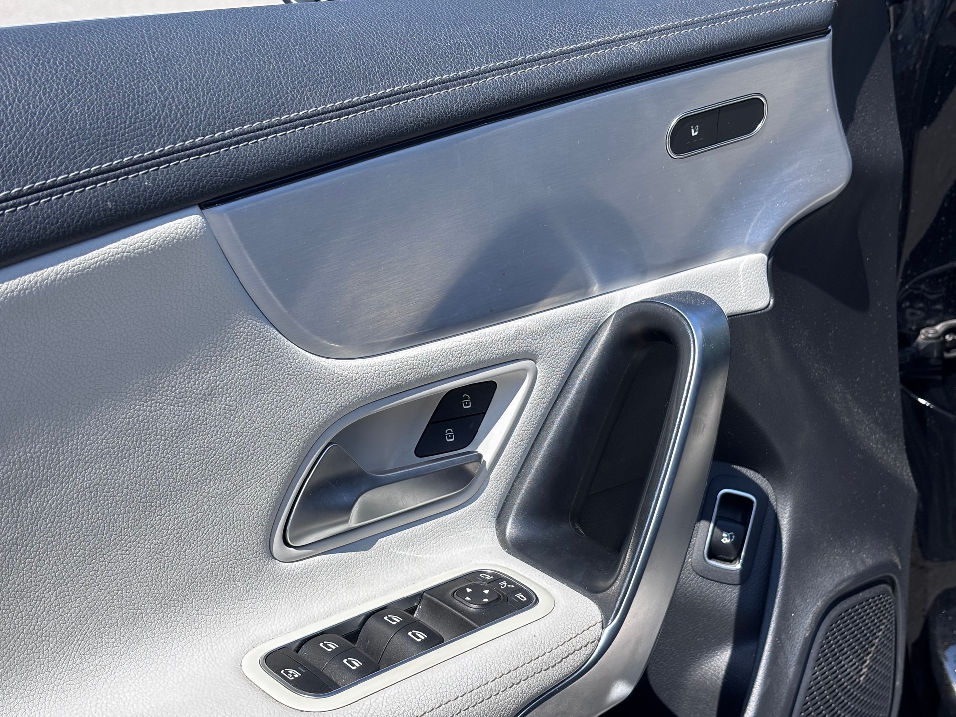 MERCEDES-BENZ CLA Shooting Brake 220 7G-DCT AMG Line-image-13