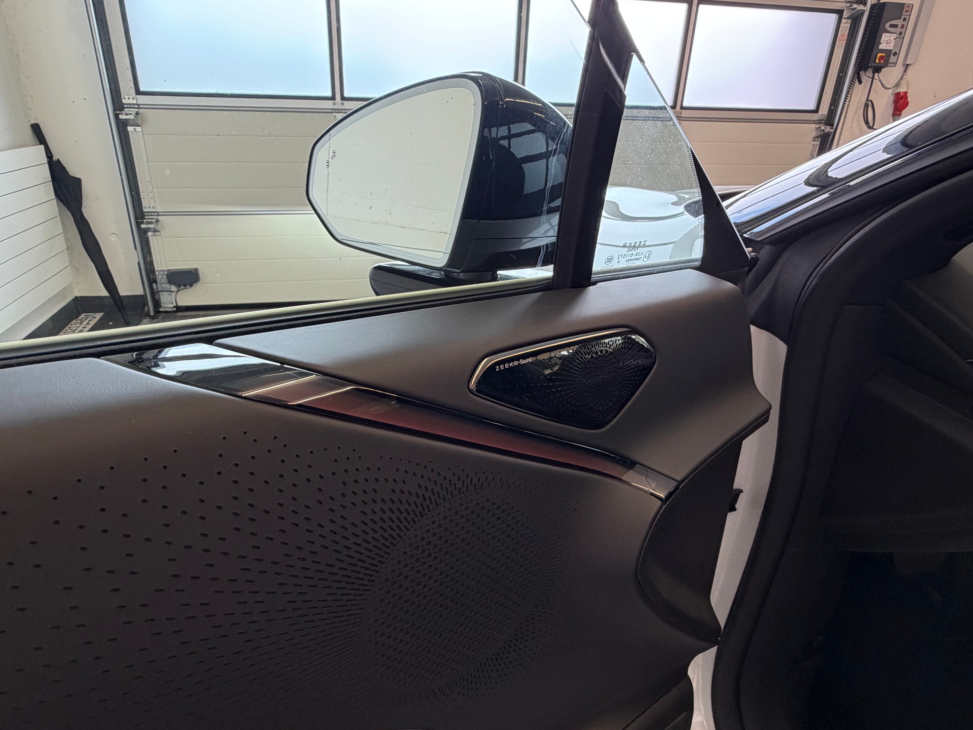 ZEEKR 7GT 100kWh Prvilege Launch Edition AWD "Crystal White"-image-18