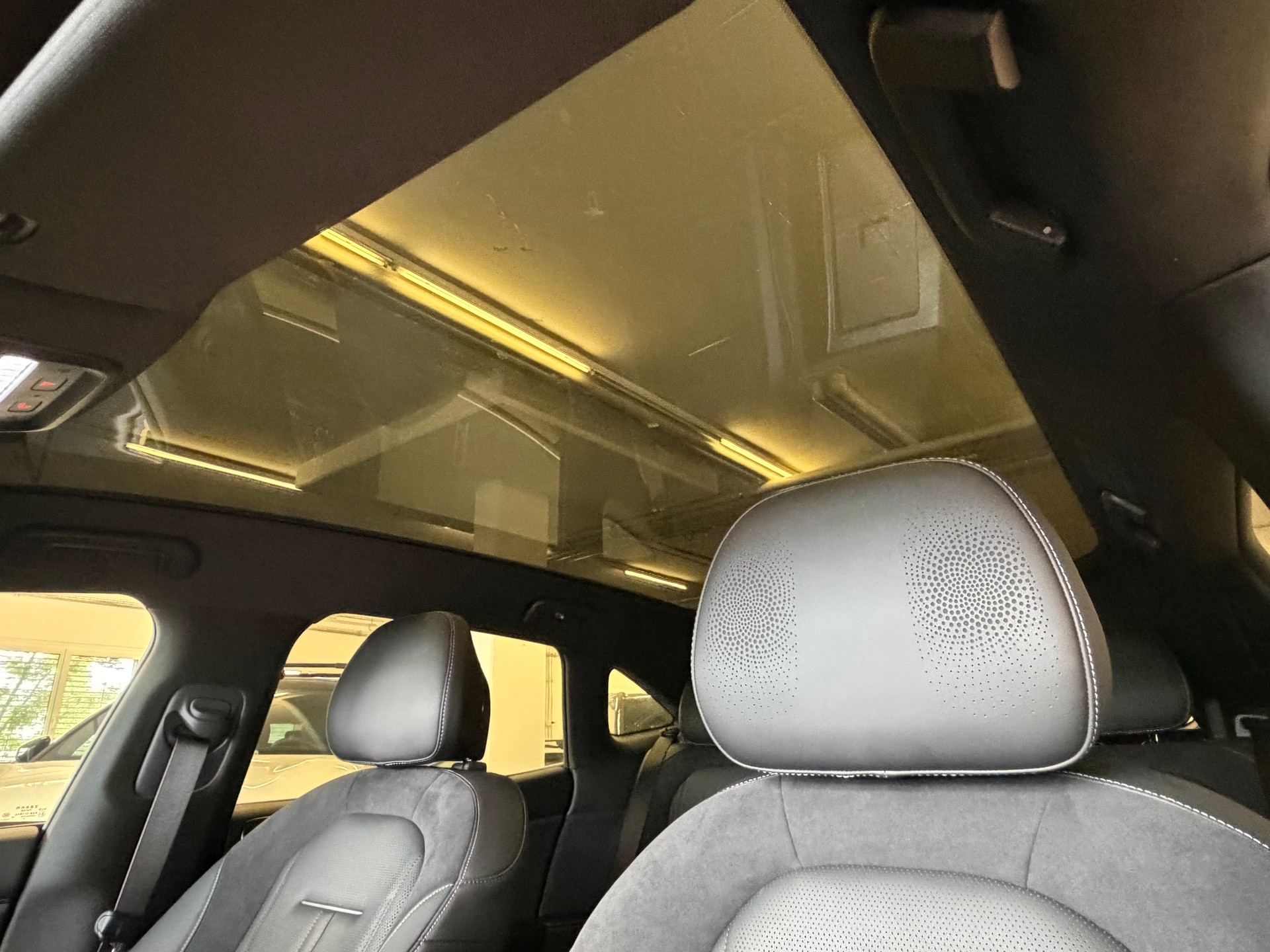 ZEEKR 7GT 100kWh Prvilege Launch Edition AWD "Crystal White"-image-15