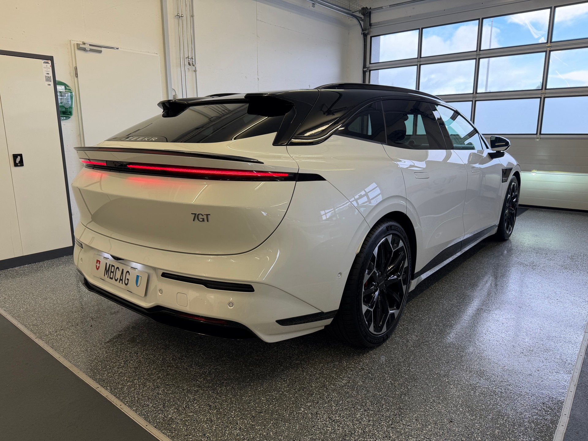 ZEEKR 7GT 100kWh Prvilege Launch Edition AWD "Crystal White"-image-11