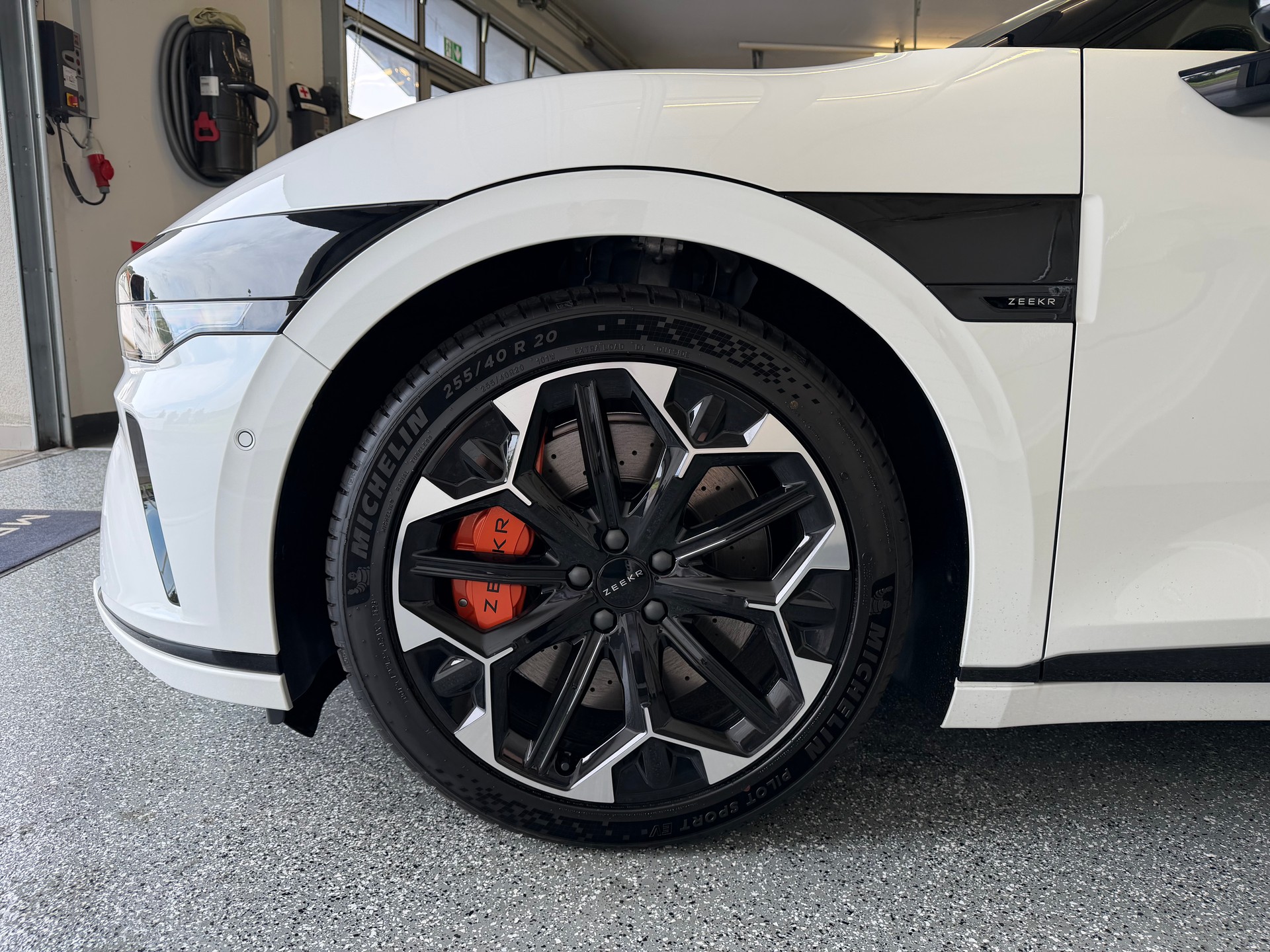 ZEEKR 7GT 100kWh Prvilege Launch Edition AWD "Crystal White"-image-5