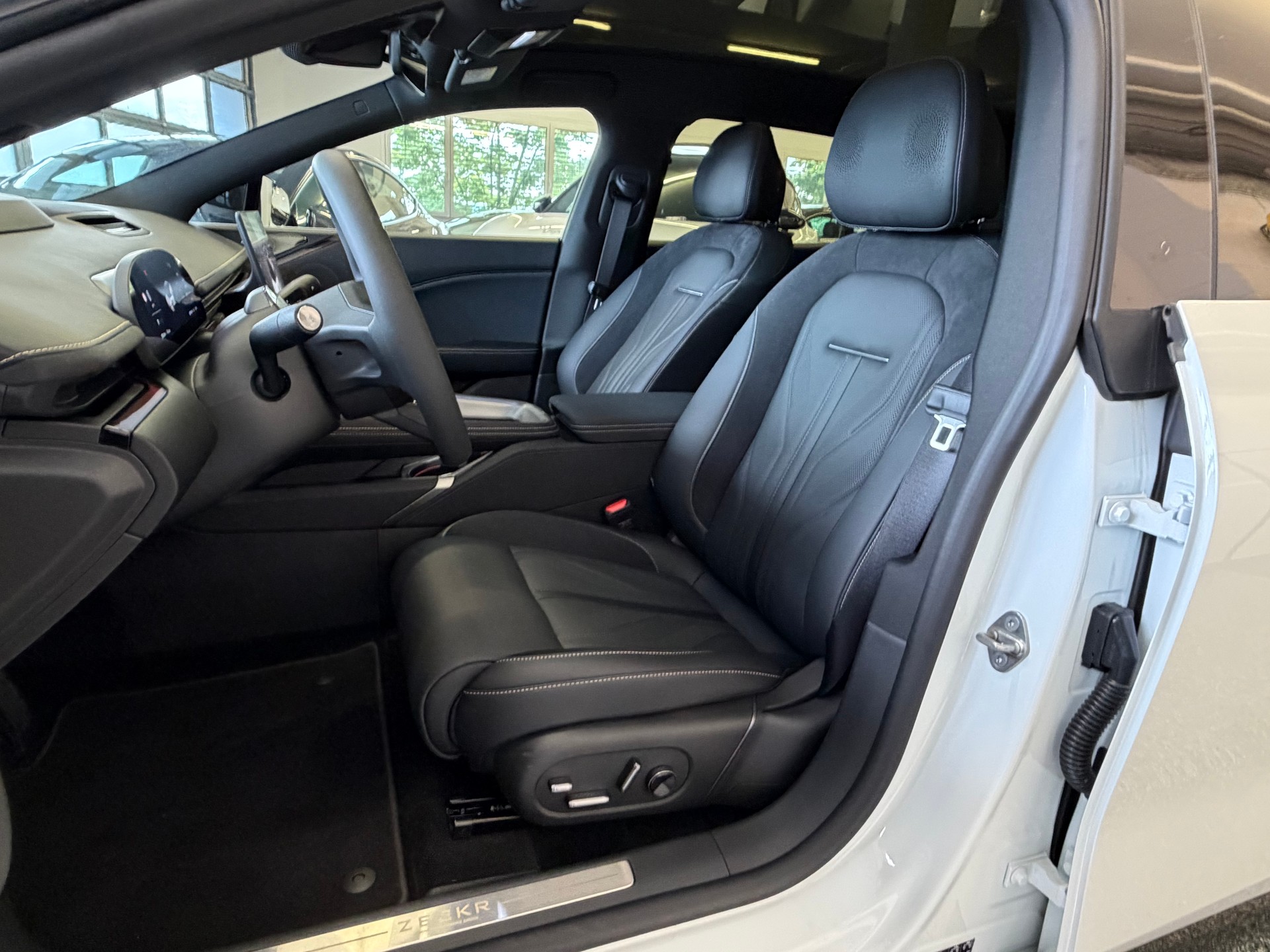 ZEEKR 7GT 100kWh Prvilege Launch Edition AWD "Crystal White"-image-16