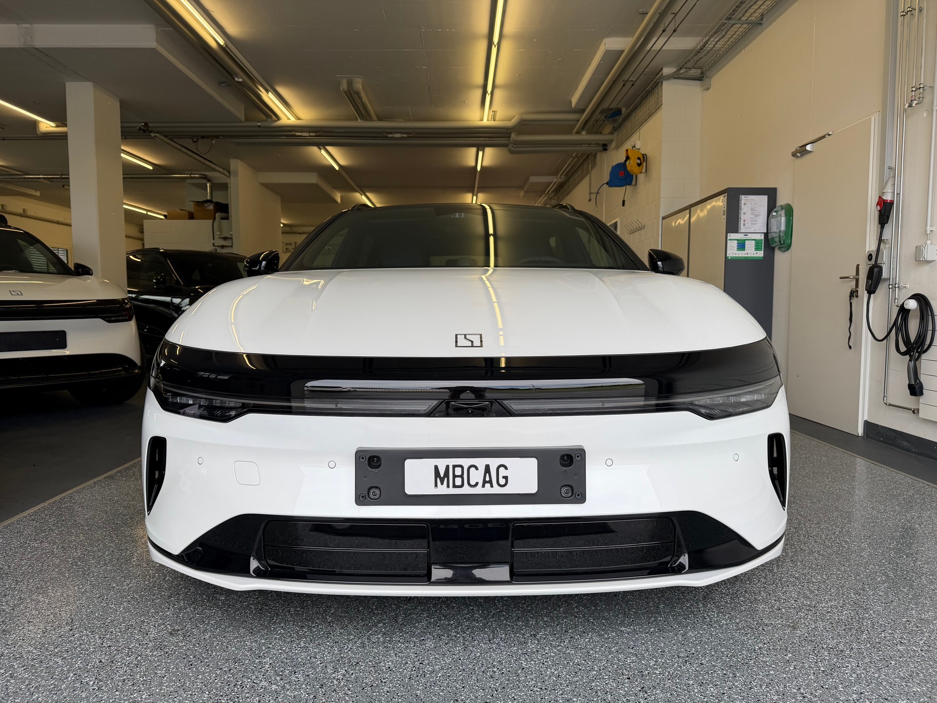 ZEEKR 7GT 100kWh Prvilege Launch Edition AWD "Crystal White"-showroom-element-2