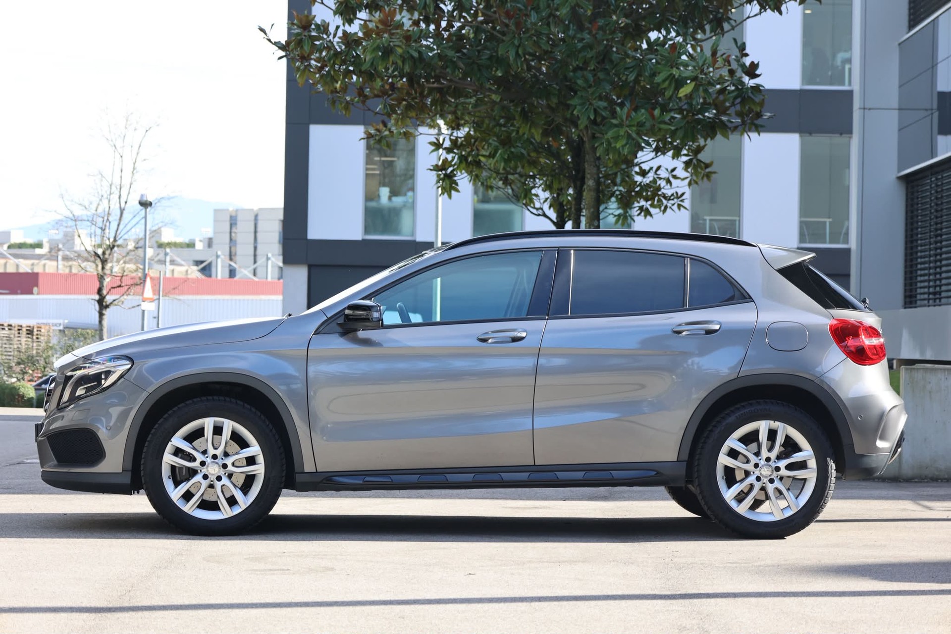 MERCEDES-BENZ GLA 250 AMG Line 4m-image-2