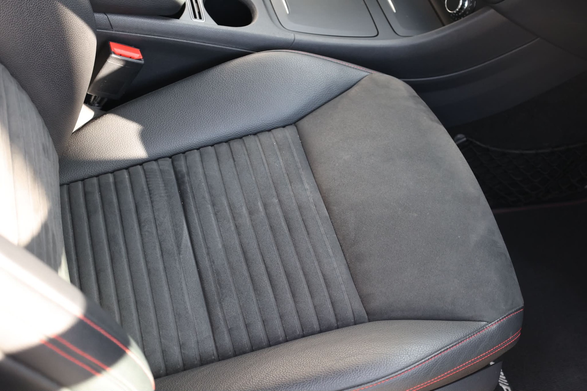 MERCEDES-BENZ GLA 250 AMG Line 4m-image-8