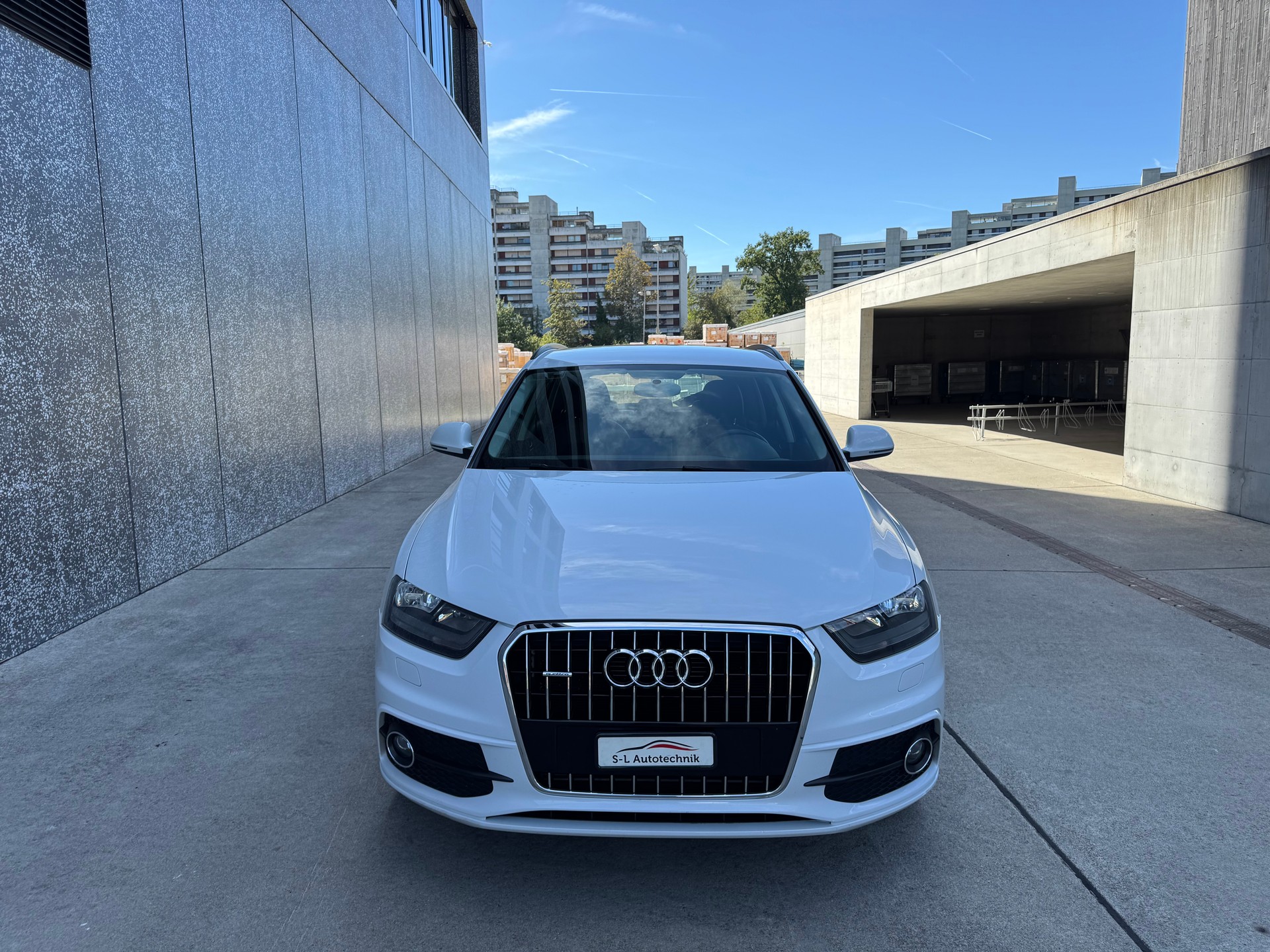 AUDI Q3 2.0 TDI quattro S-tronic-showroom-element-1