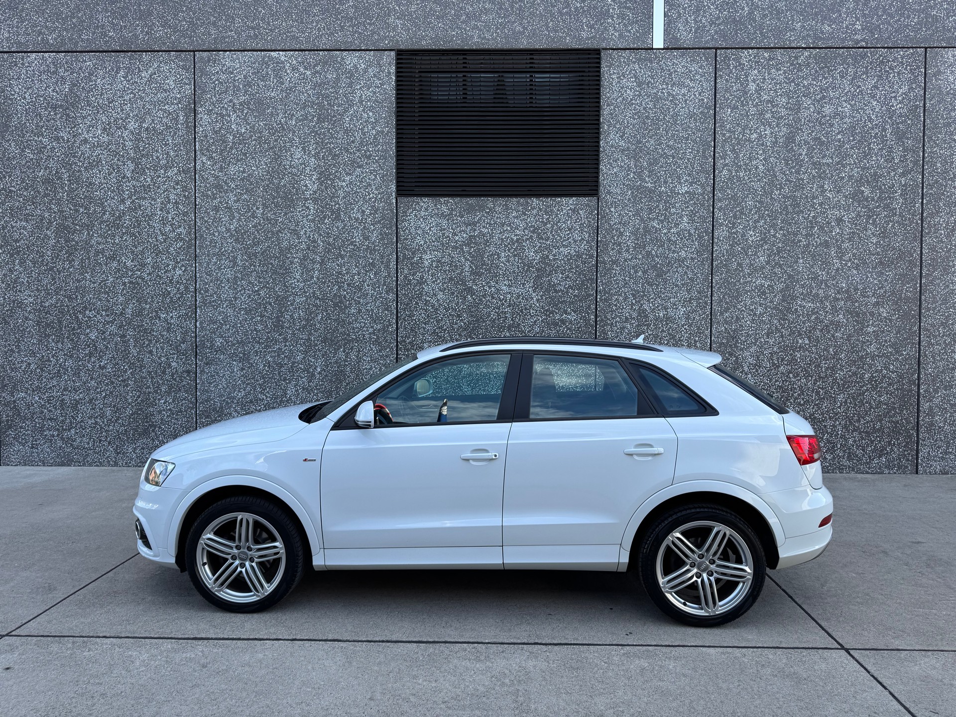 AUDI Q3 2.0 TDI quattro S-tronic-showroom-element-3