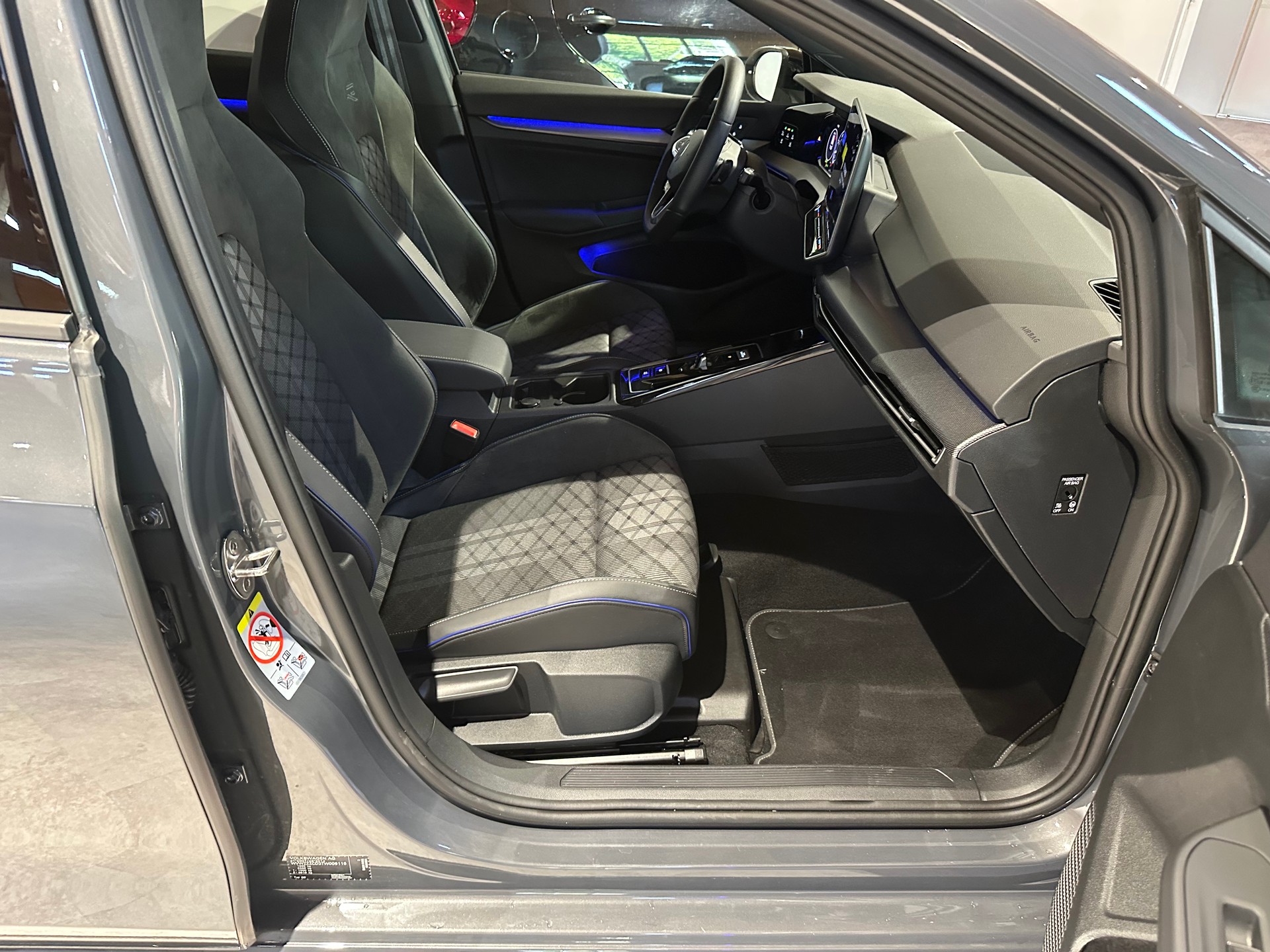 VW Golf 1.5 e TSI mHEV R-Line DSG/Inkl. Werksgarantie und El. AHK (1500 kg)-image-14