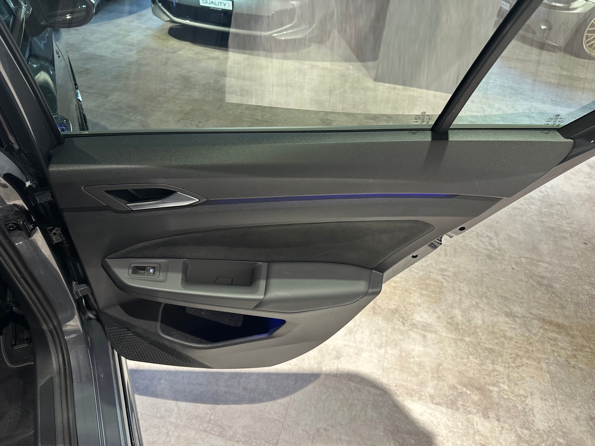 VW Golf 1.5 e TSI mHEV R-Line DSG/Inkl. Werksgarantie und El. AHK (1500 kg)-image-26
