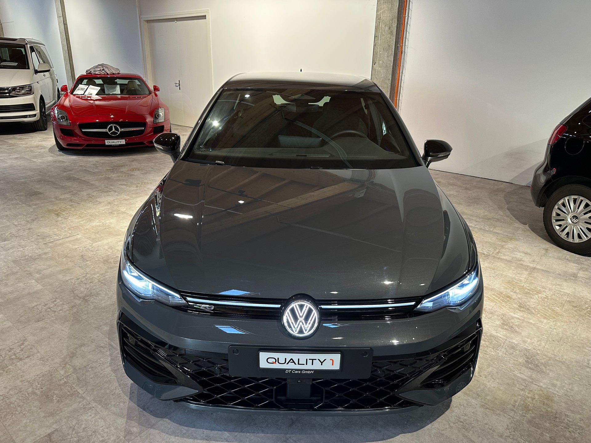 VW Golf 1.5 e TSI mHEV R-Line DSG/Inkl. Werksgarantie und El. AHK (1500 kg)-showroom-element-1