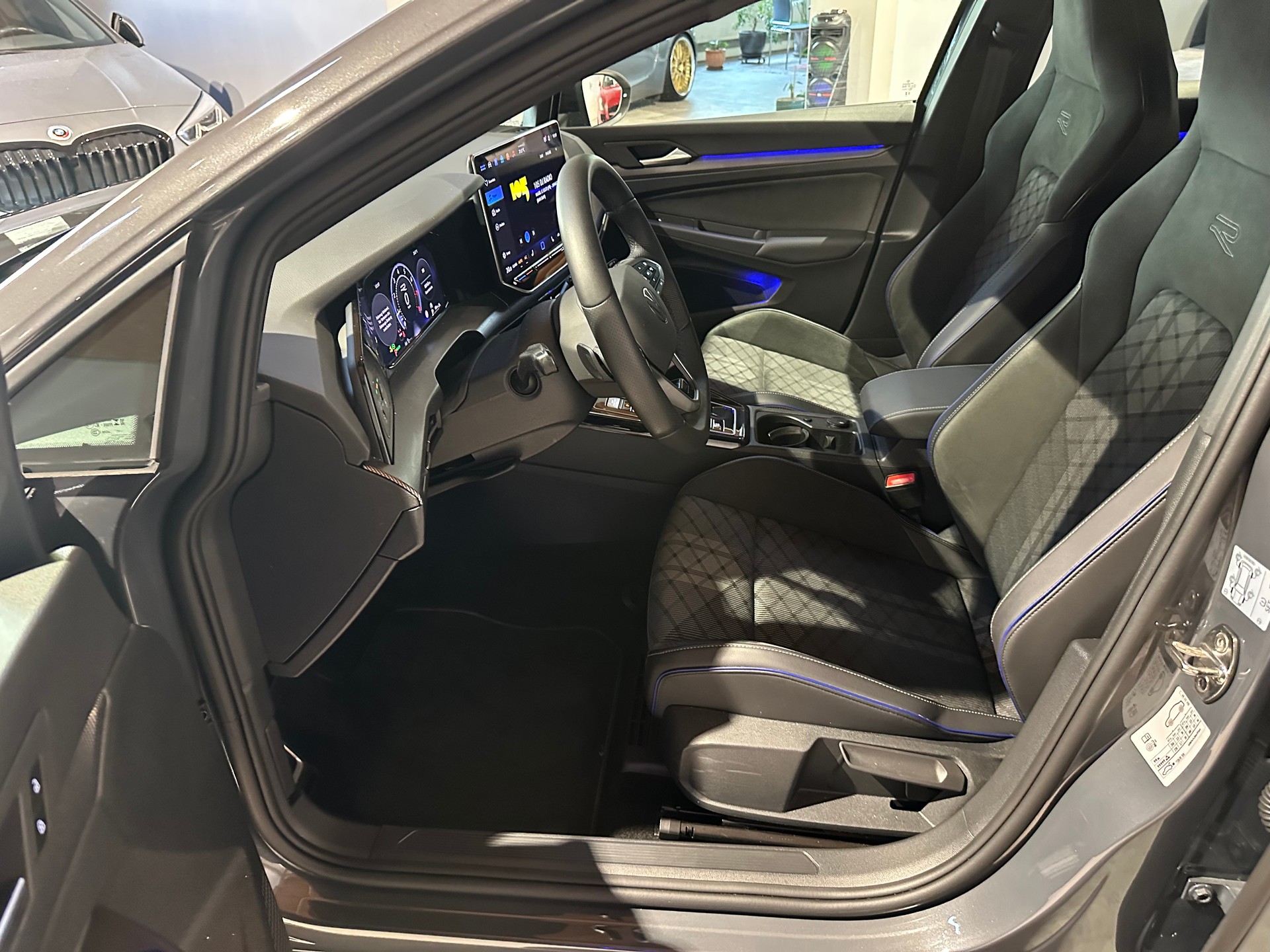 VW Golf 1.5 e TSI mHEV R-Line DSG/Inkl. Werksgarantie und El. AHK (1500 kg)-image-11