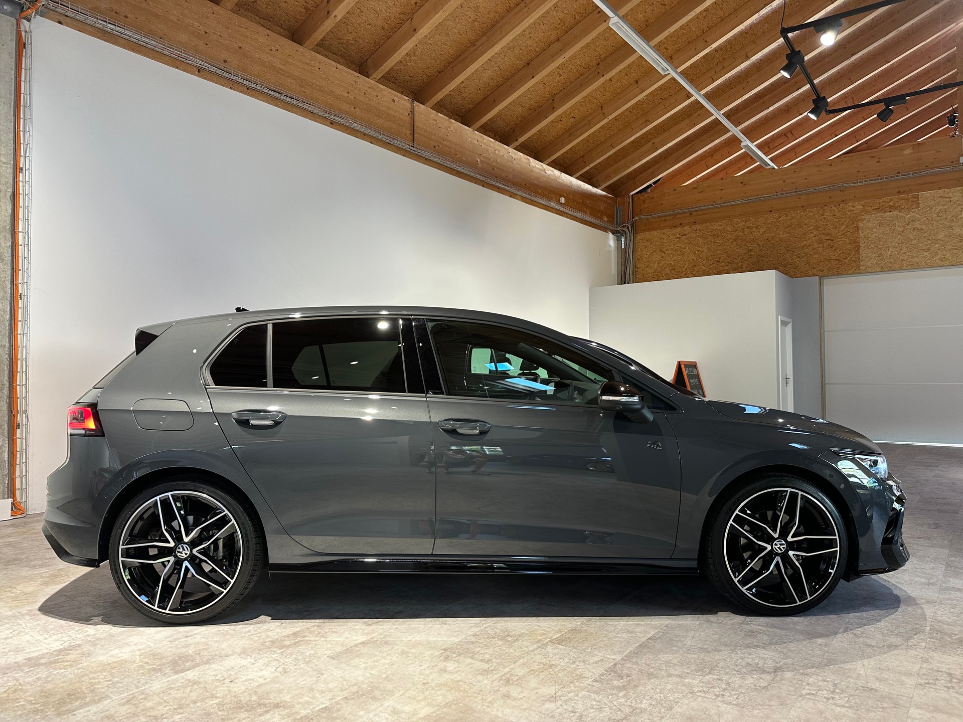 VW Golf 1.5 e TSI mHEV R-Line DSG/Inkl. Werksgarantie und El. AHK (1500 kg)-image-8