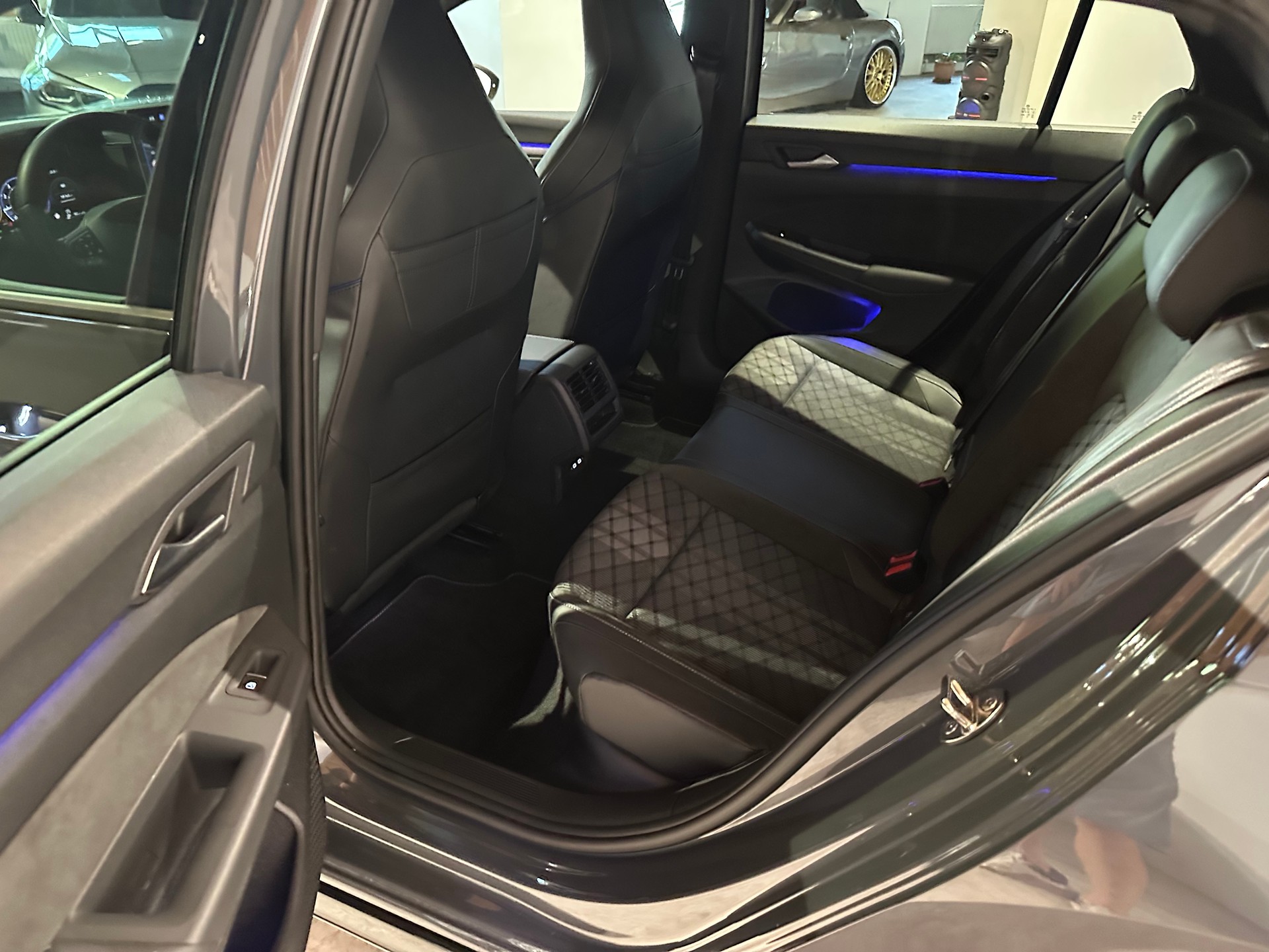 VW Golf 1.5 e TSI mHEV R-Line DSG/Inkl. Werksgarantie und El. AHK (1500 kg)-image-21