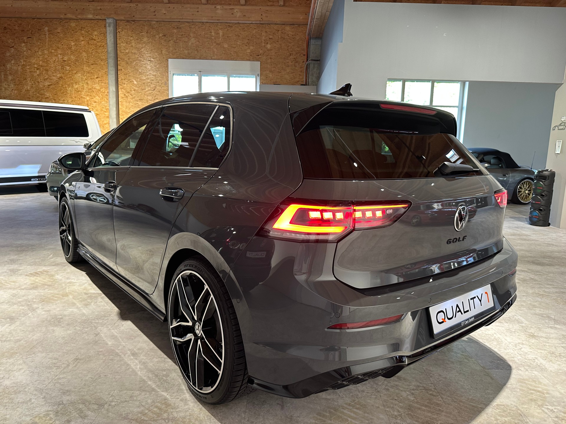 VW Golf 1.5 e TSI mHEV R-Line DSG/Inkl. Werksgarantie und El. AHK (1500 kg)-showroom-element-3