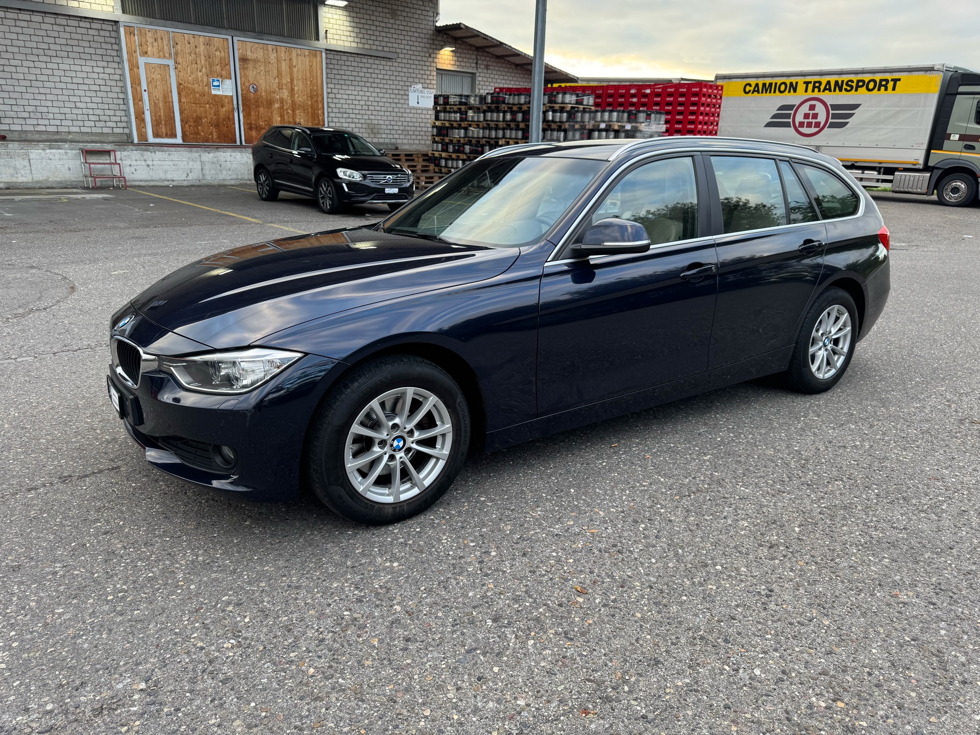 BMW 320d xDrive Touring Luxury Line-showroom-element-2