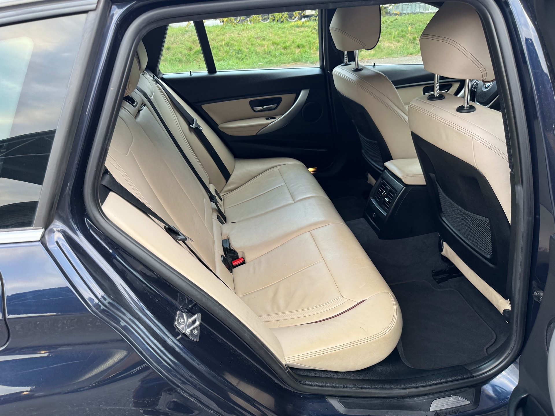 BMW 320d xDrive Touring Luxury Line-image-11